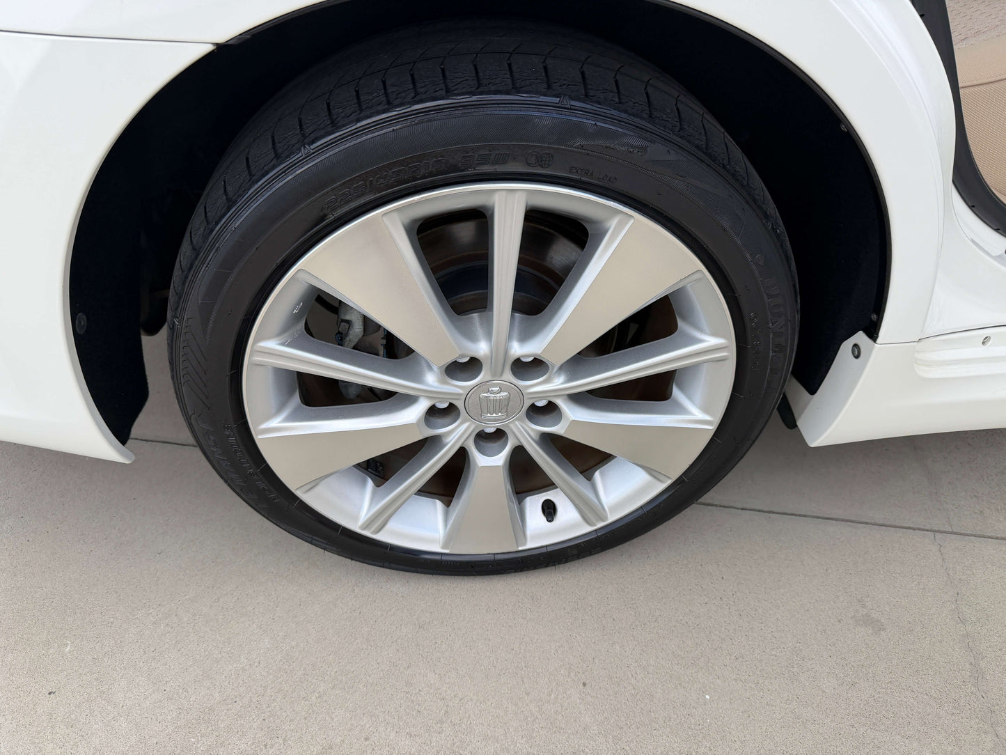 Close-up of the alloy wheel of a 2009 Toyota Crown V6 3.5L Hybrid, showcasing its modern design.