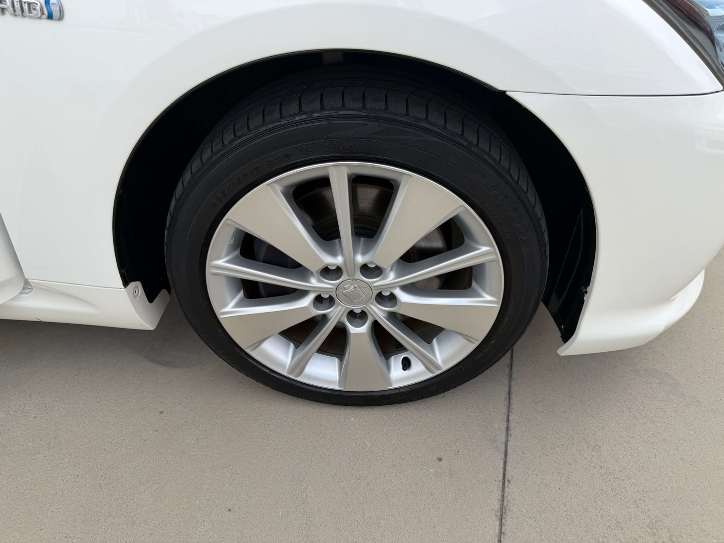 2009 Toyota Crown V6 3.5L Hybrid luxury sedan wheel and tire close-up