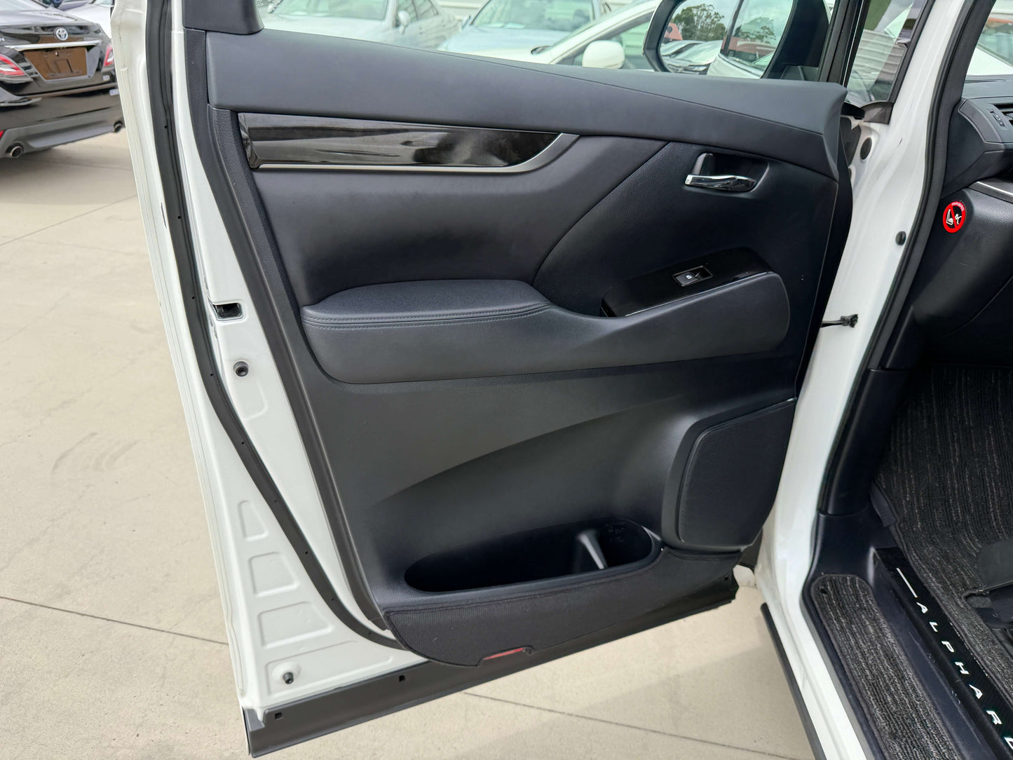 Interior view of the 2016 Toyota Alphard 2.5L SA Package door panel with sleek design and comfortable features.
