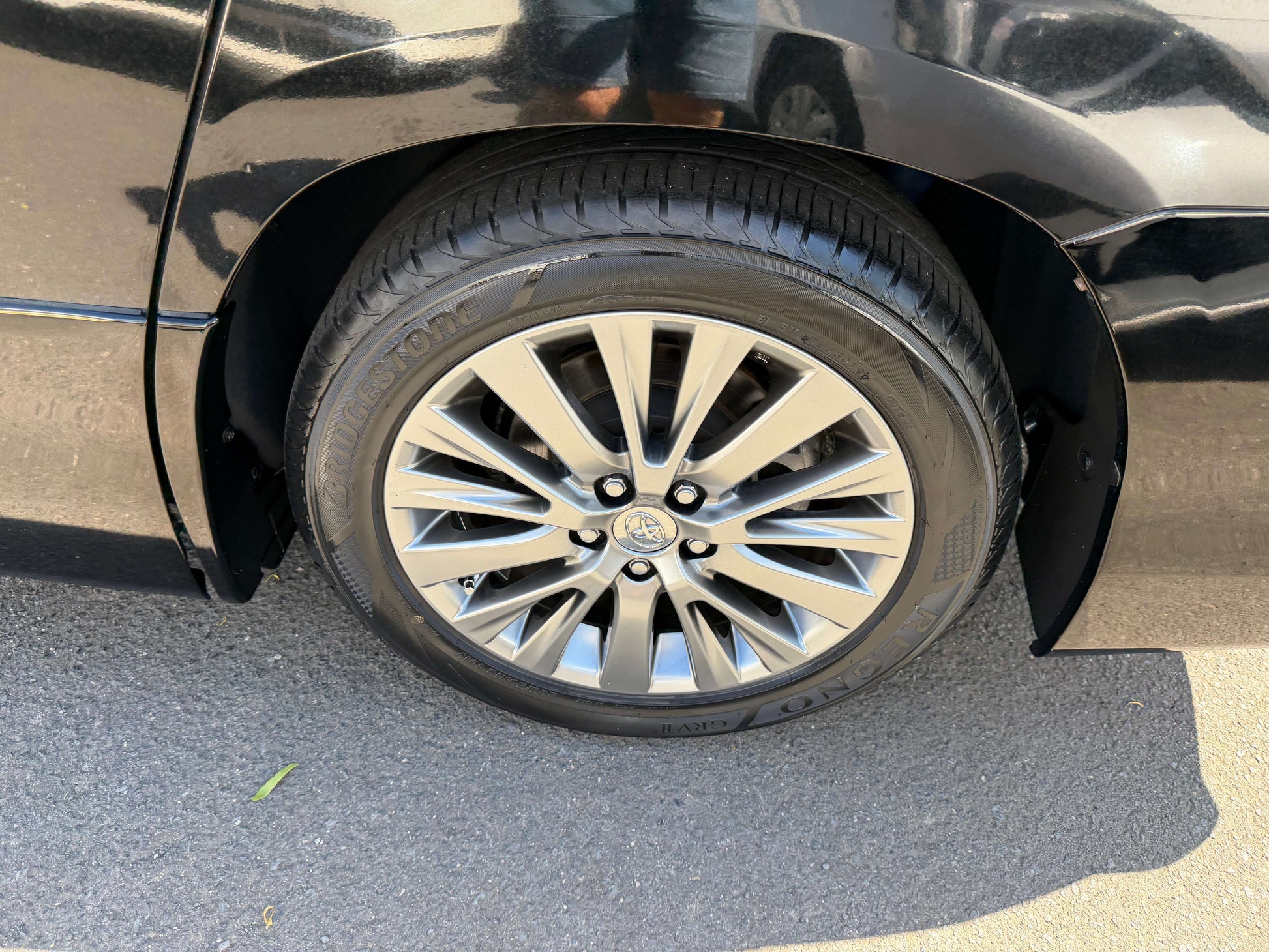 2013 Toyota Vellfire 2.4L Z Golden Eyes Edition wheel close-up featuring stylish alloy design and tire, perfect for a luxury ride.