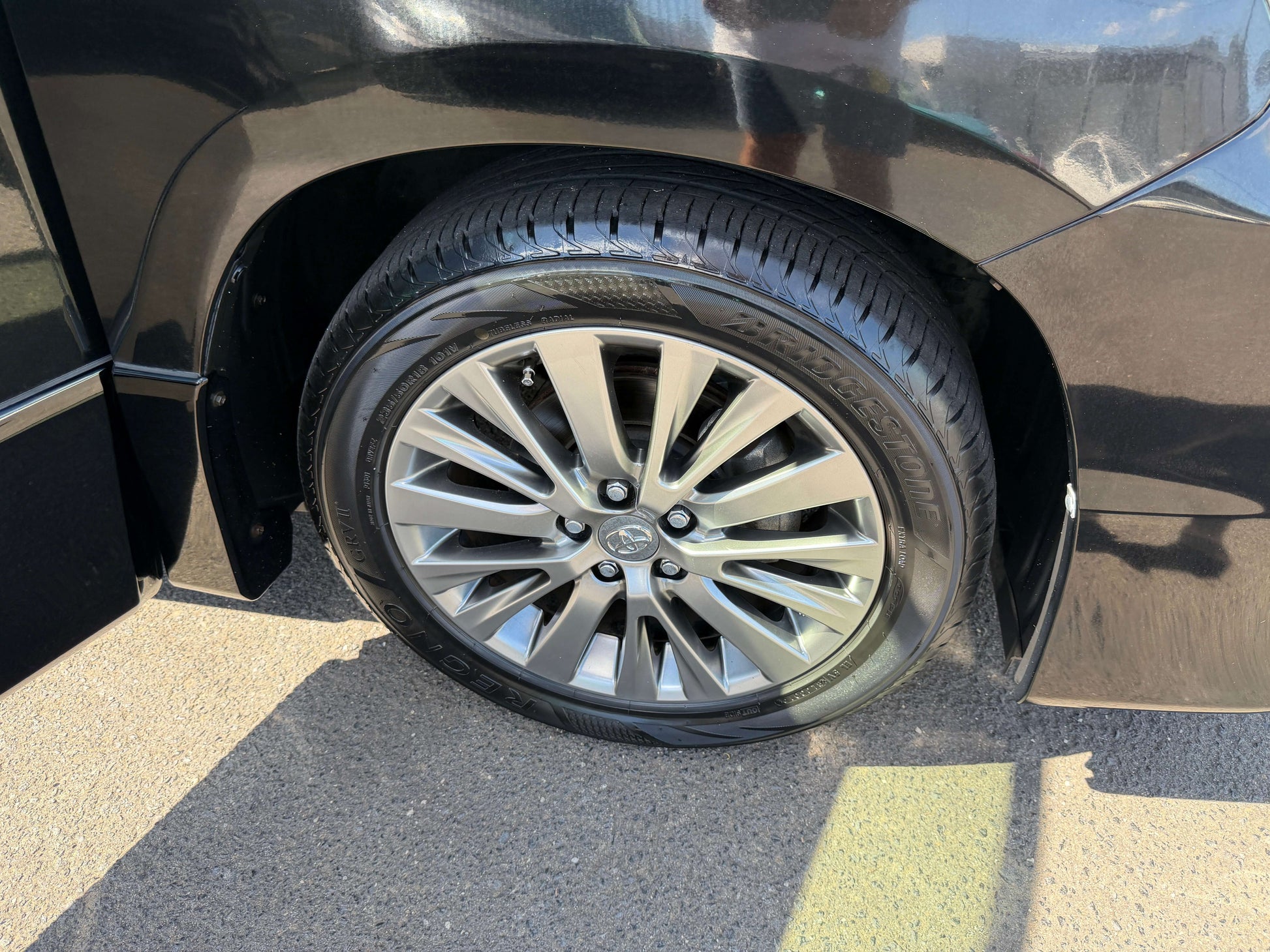 2013 Toyota Vellfire 2.4L wheel close-up showcasing the stylish alloy rim and tire.