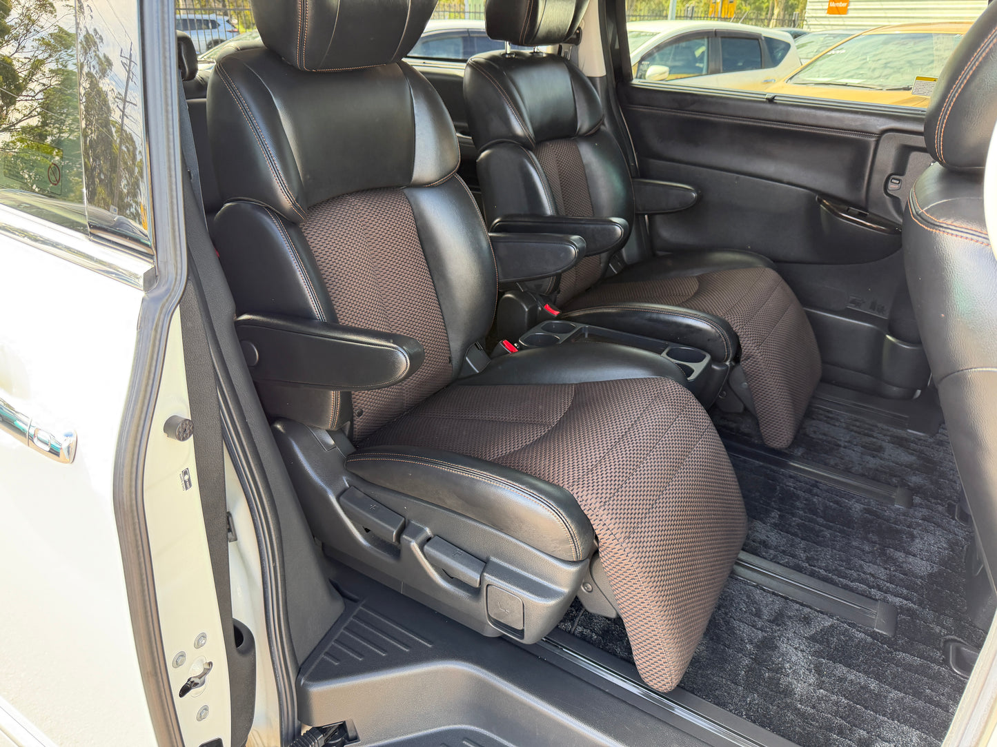 2013 Nissan Elgrand V6 3.5L Highway Star Premium 7 seats, (#0281)