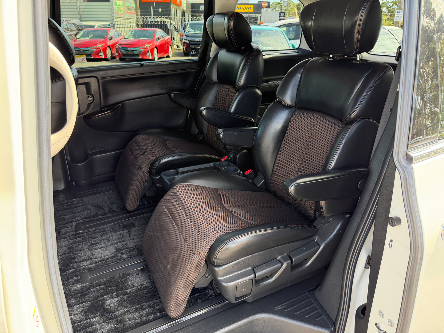 2013 Nissan Elgrand V6 3.5L Highway Star Premium 7 seats, (#0281)