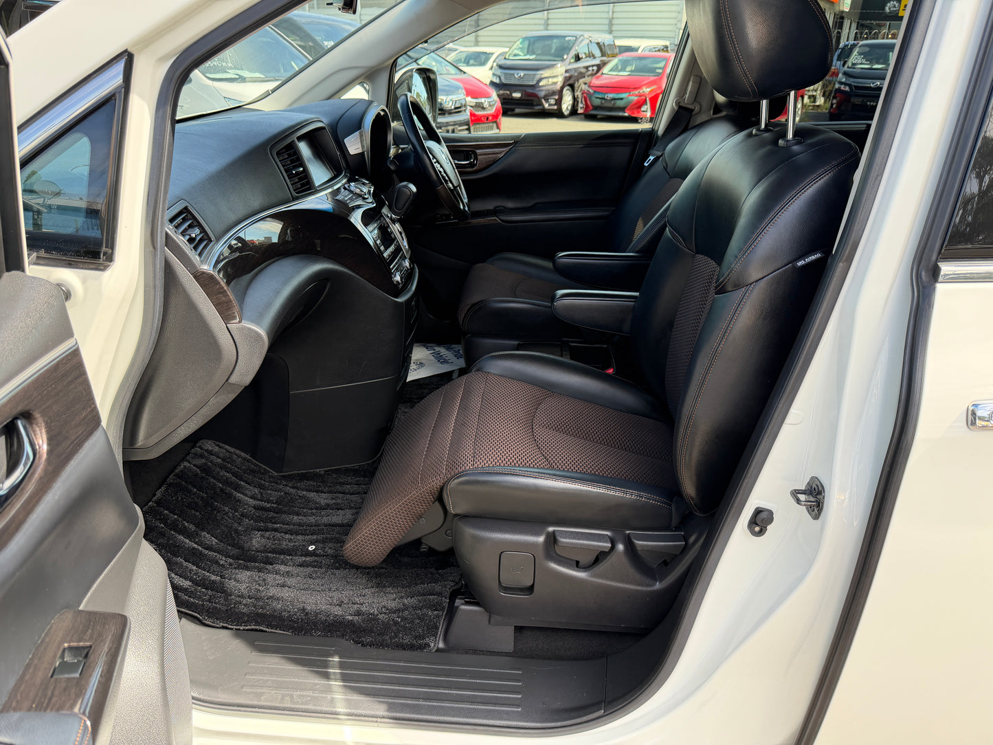 2013 Nissan Elgrand V6 3.5L Highway Star Premium 7 seats, (#0281)