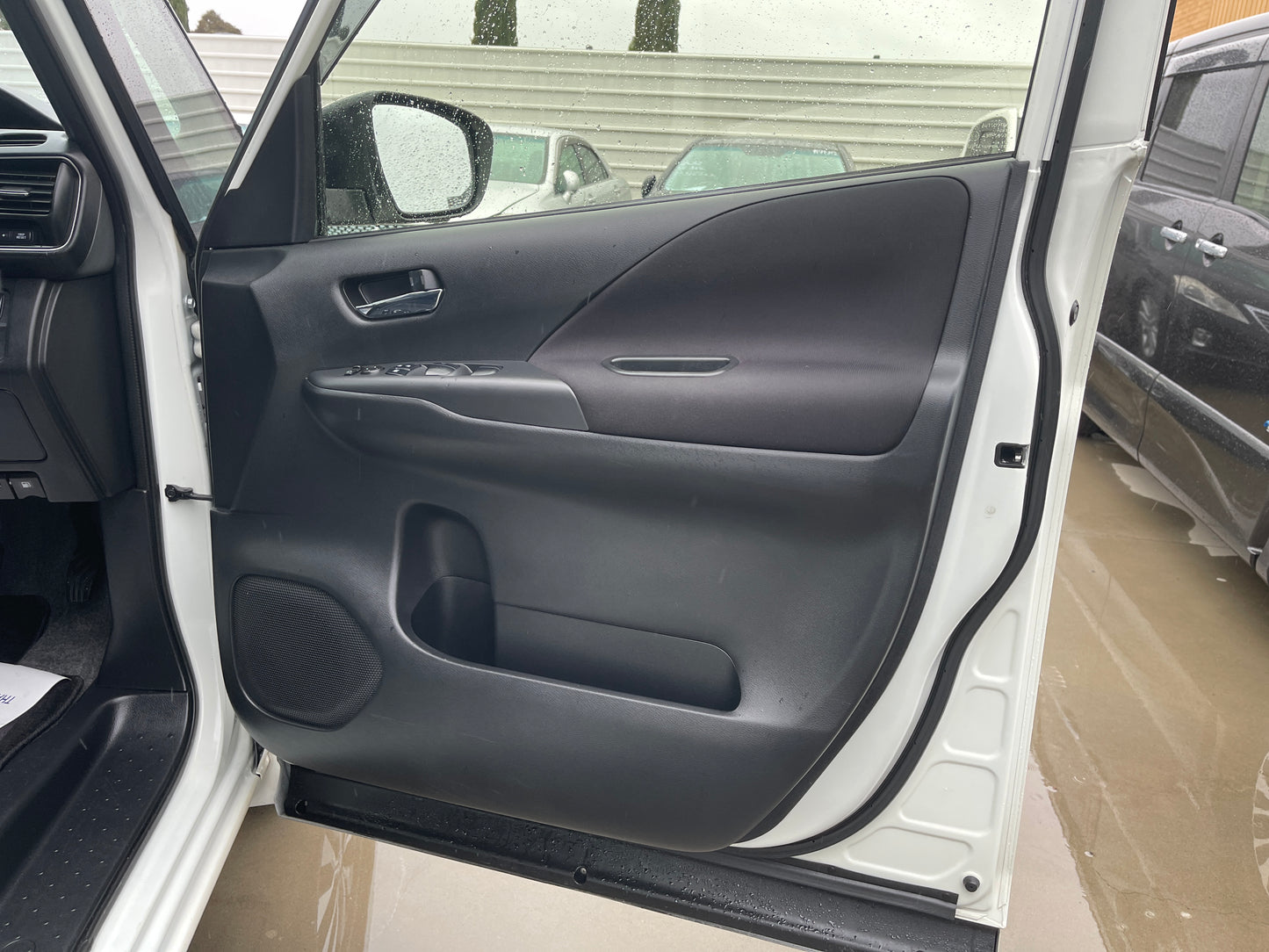 2016 Nissan Serena 2.0L S-Hybrid Highway Star ProPilot Edition 8 seats, VIN 6ZZG00GFC27010872 (#0872)