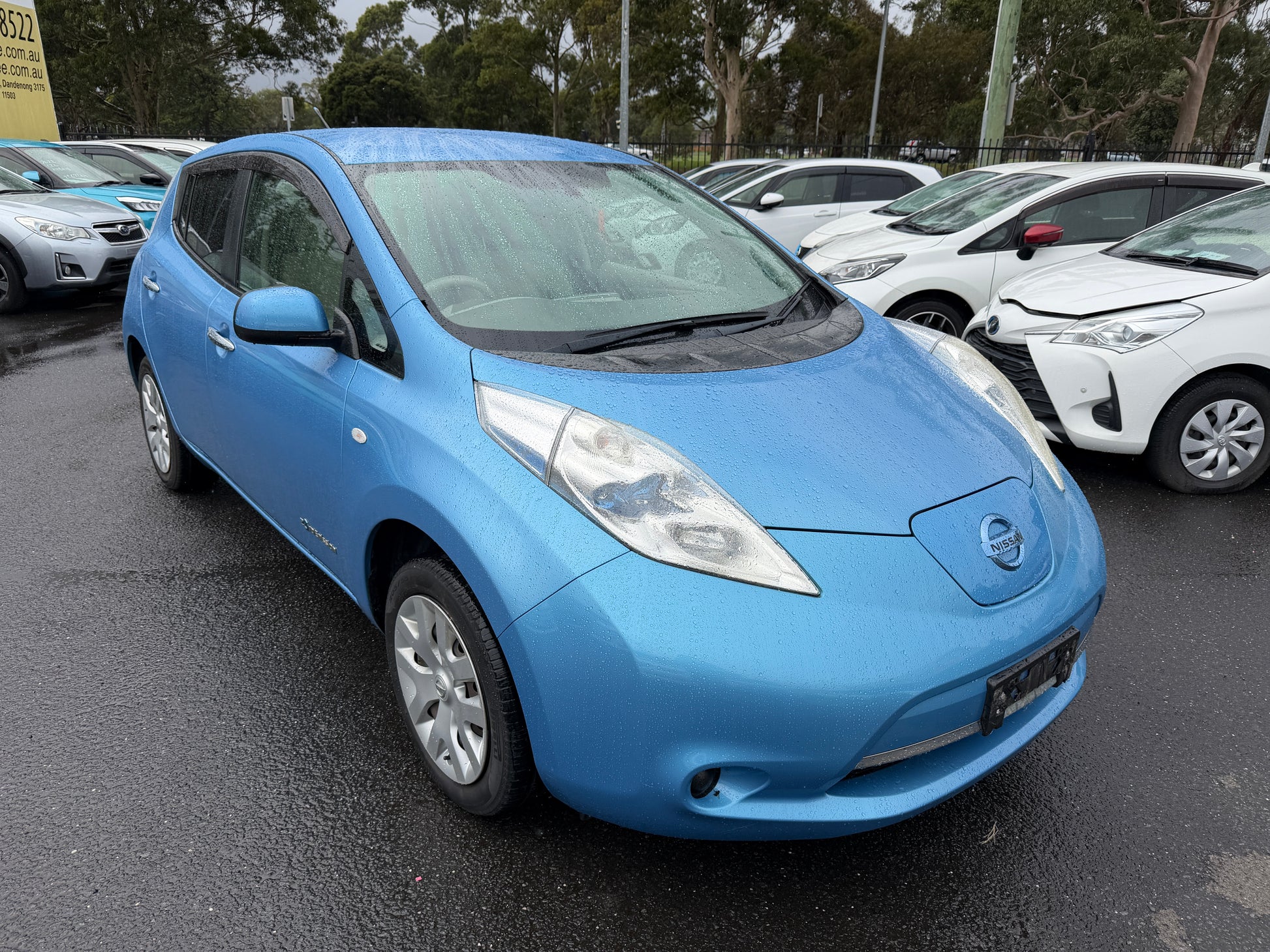 2015 Nissan Leaf 24kW G-Edition Full Electric, a blue electric car parked, showcasing its sleek design and eco-friendly features.