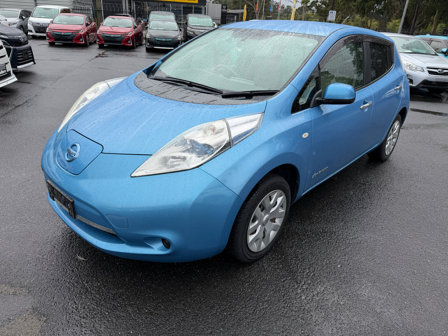 2015 Nissan Leaf 24kW G-Edition Full Electric Full Option, blue electric car on display with light rain.