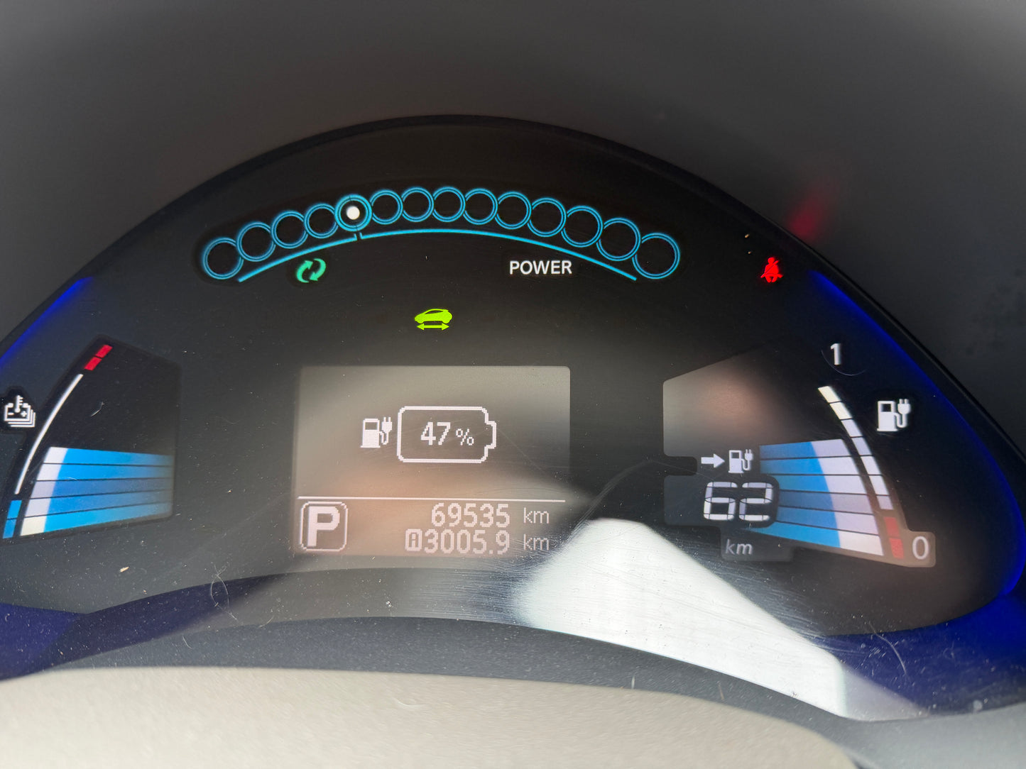 Dashboard display of a 2015 Nissan Leaf 24kW G-Edition Full Electric showing battery level and mileage.