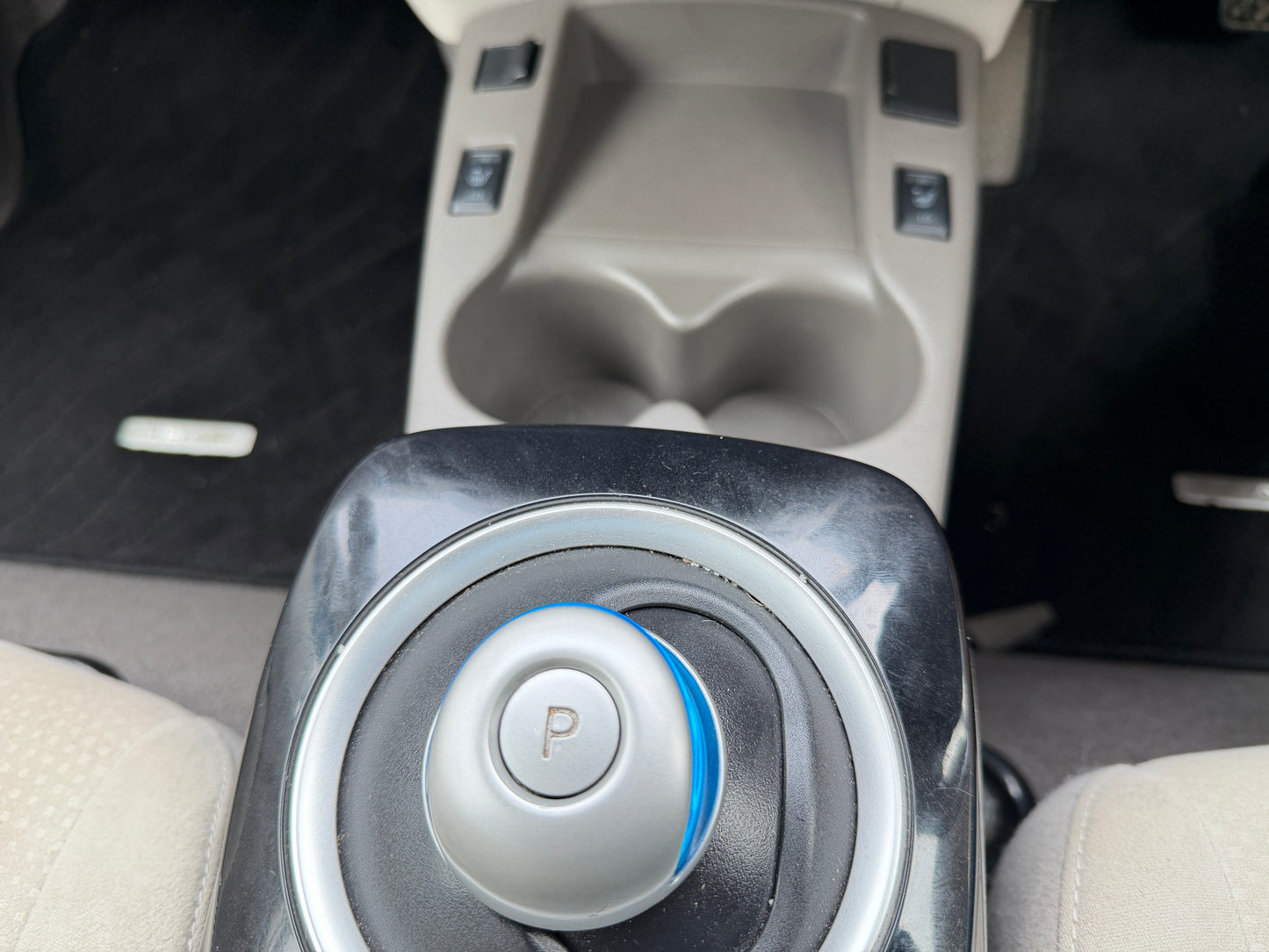 2015 Nissan Leaf 24kW G-Edition Full Electric gear shift knob and console, showcasing advanced technology and ergonomics.