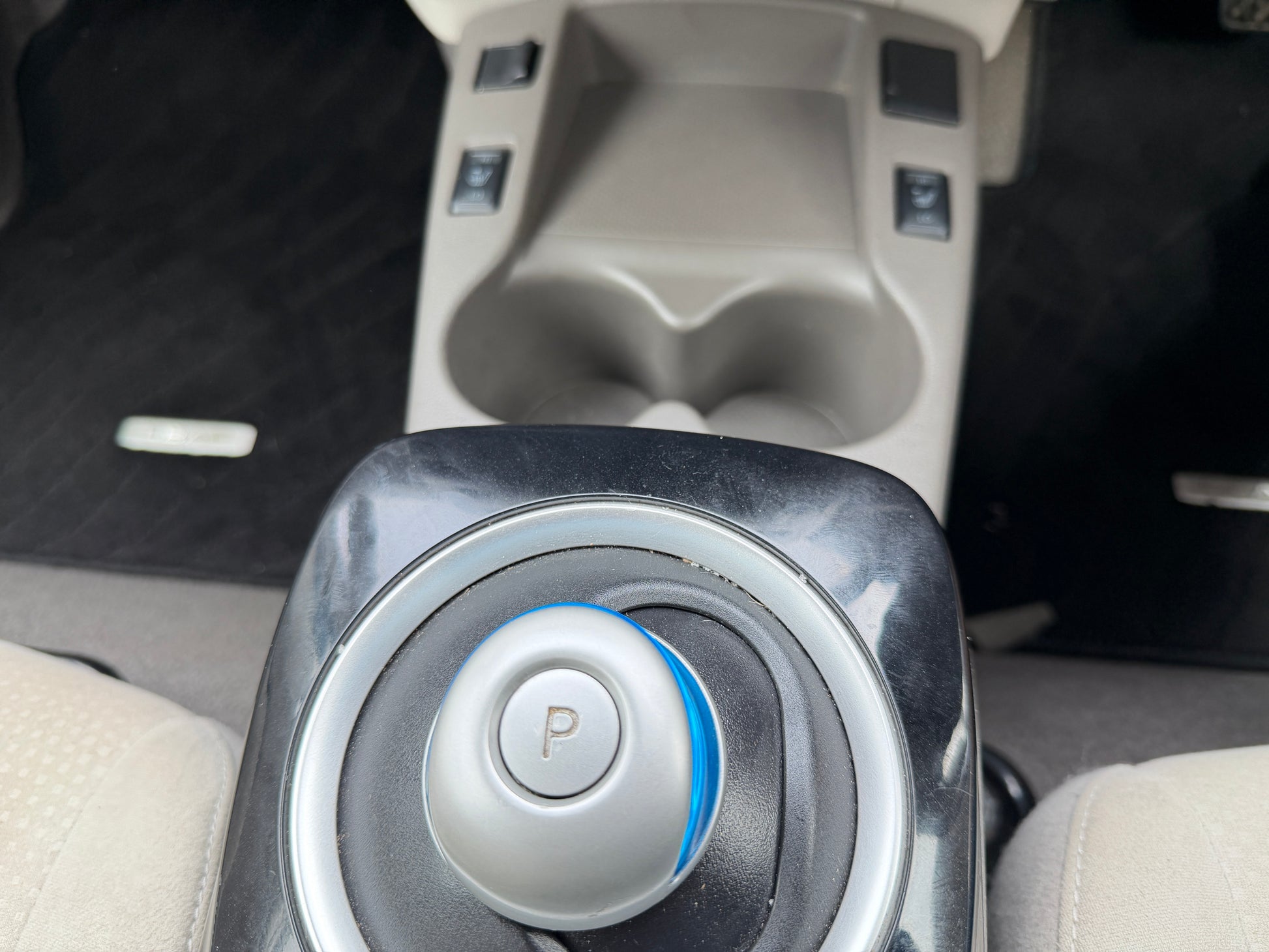2015 Nissan Leaf 24kW G-Edition Full Electric gear shift knob and console, showcasing advanced technology and ergonomics.