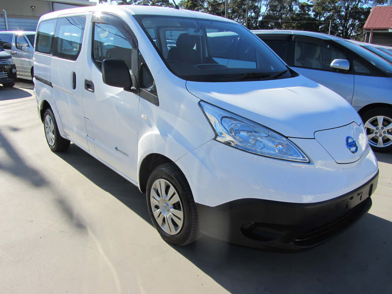 2015 Nissan e-NV200 24 kW S-Edition Full Electric van parked with side view in a lot.