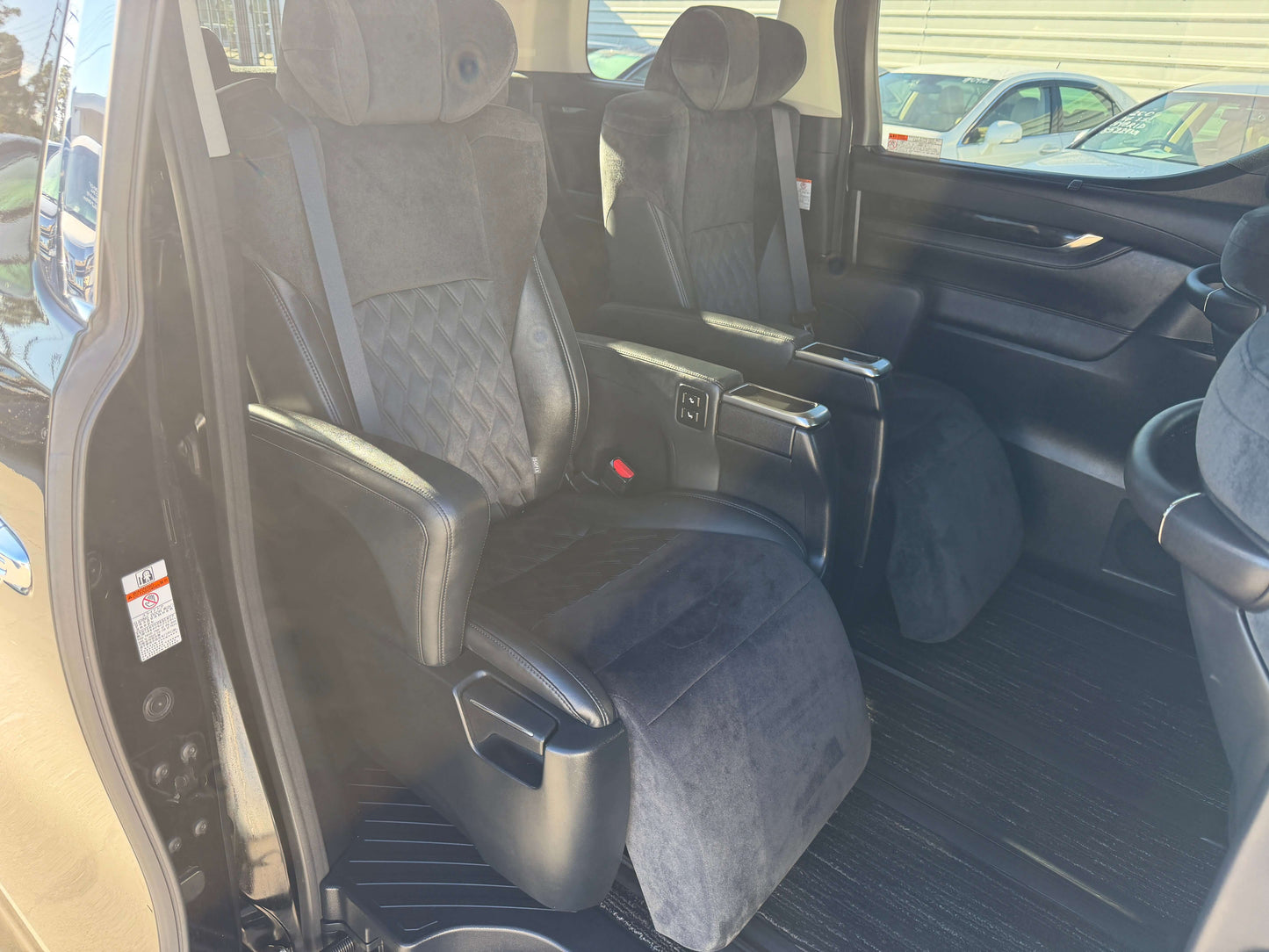 Luxurious seating interior of a 2016 Toyota Vellfire V6 3.5L, showcasing spacious 7-seat configuration.