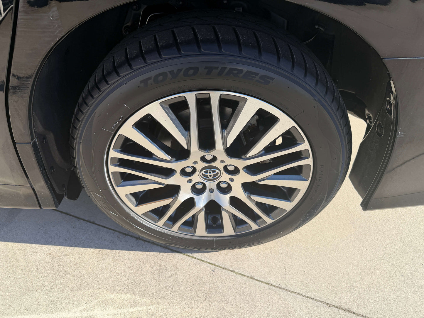 Close-up of the 2016 Toyota Vellfire V6 3.5L alloy wheel and tire featuring TOYO TIRES.