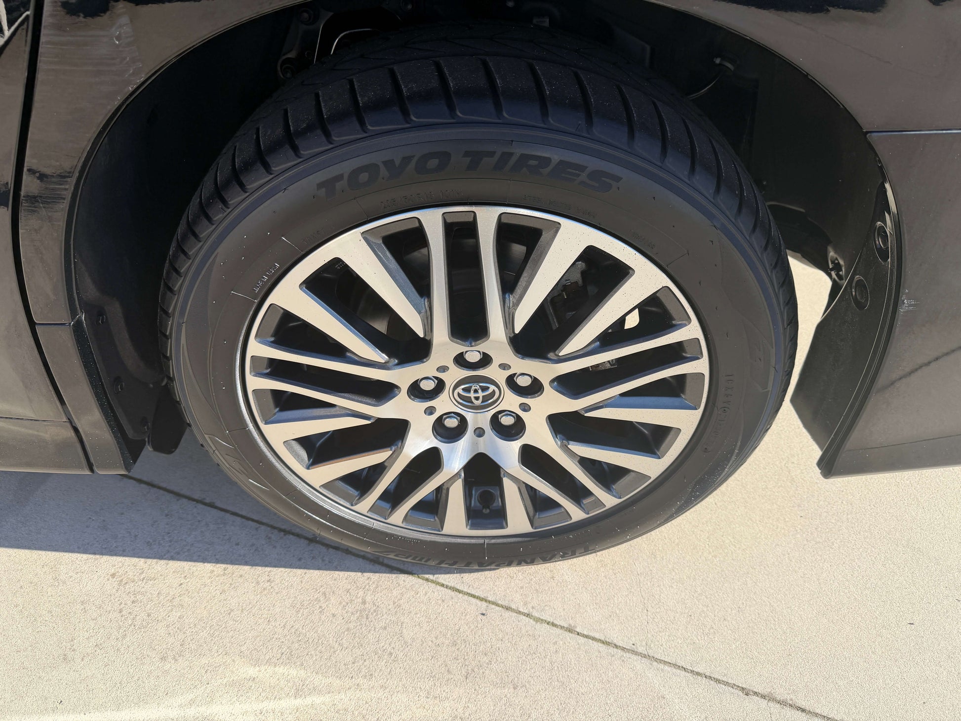 Close-up of the 2016 Toyota Vellfire V6 3.5L alloy wheel and tire featuring TOYO TIRES.