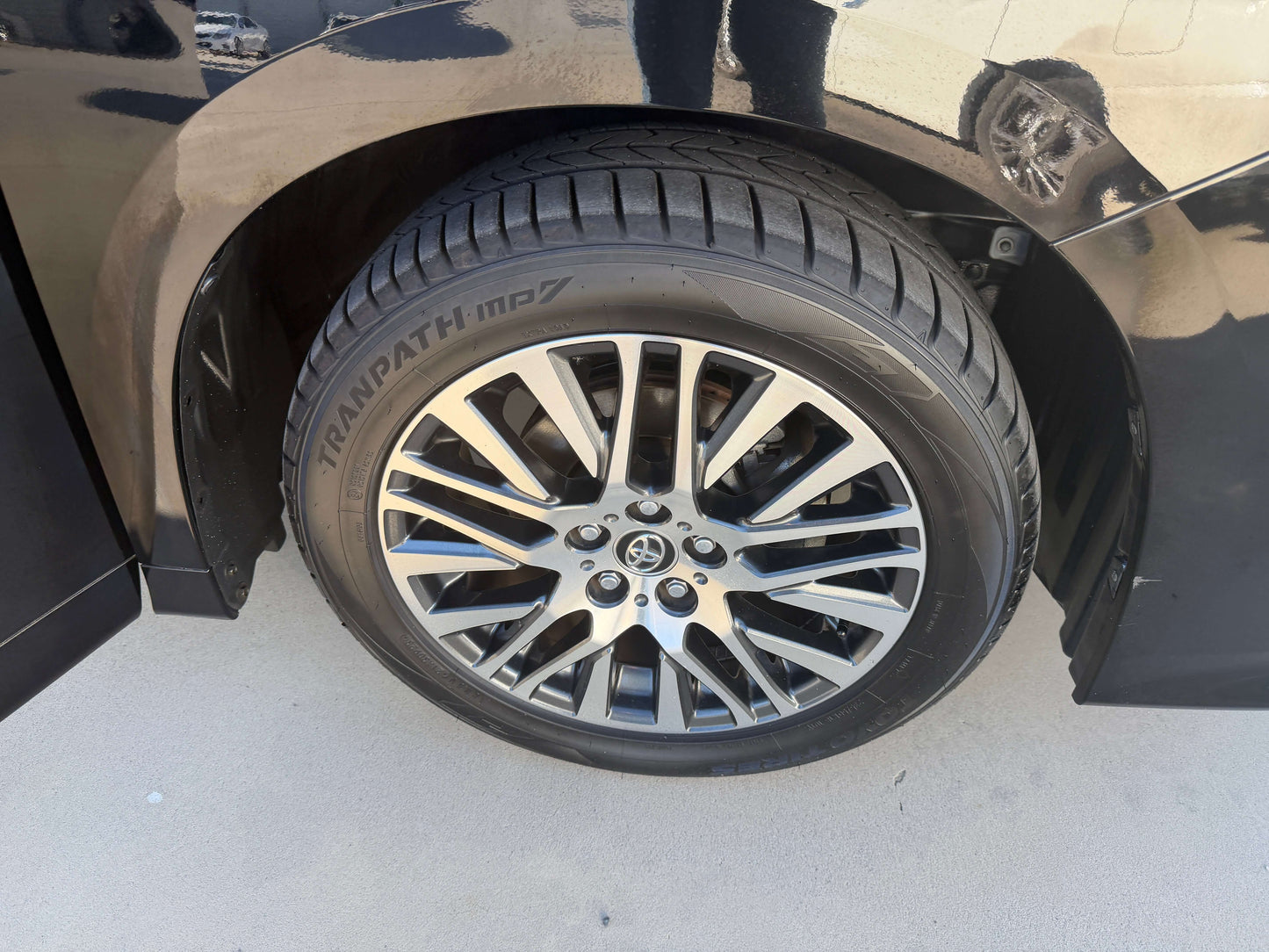 2016 Toyota Vellfire V6 3.5L wheel featuring stylish alloy rim and high-performance tire.