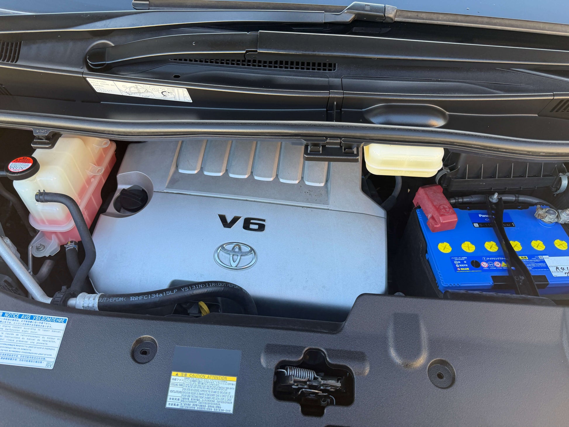 Engine of 2016 Toyota Vellfire V6 3.5L showing V6 label and battery.