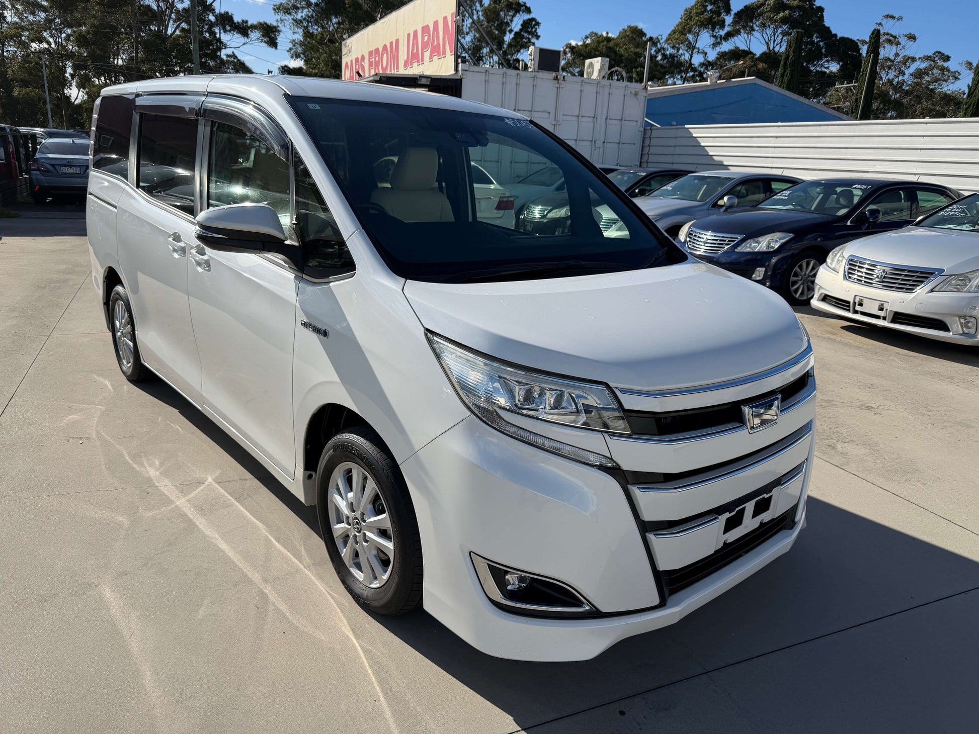 2017 Toyota Noah 1.8L Hybrid G Premium Edition 7 seater in white, showcasing a sleek design and spacious interior.