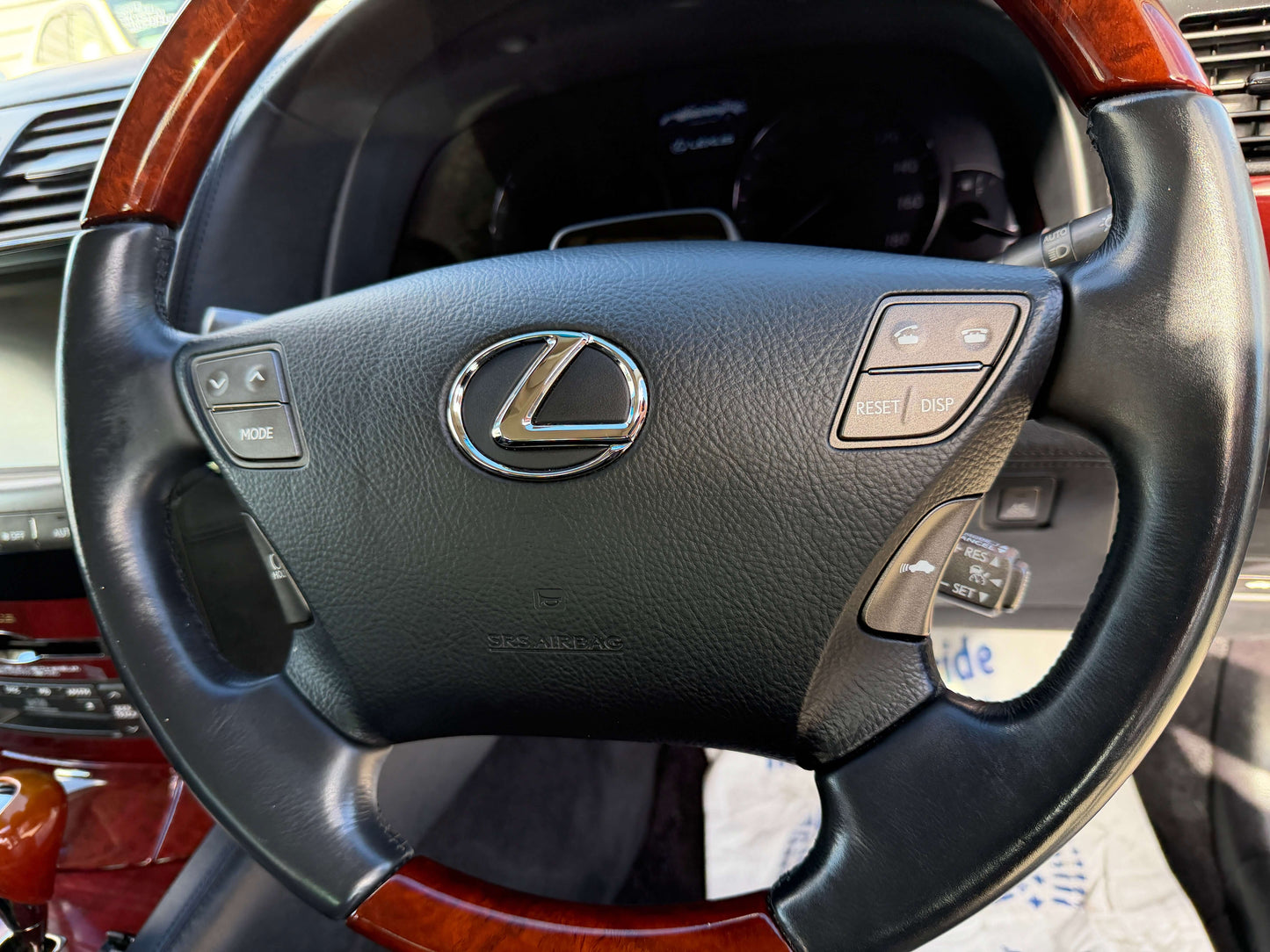 2007 Lexus LS600hL AWD V8 5.0L Hybrid leather steering wheel with controls
