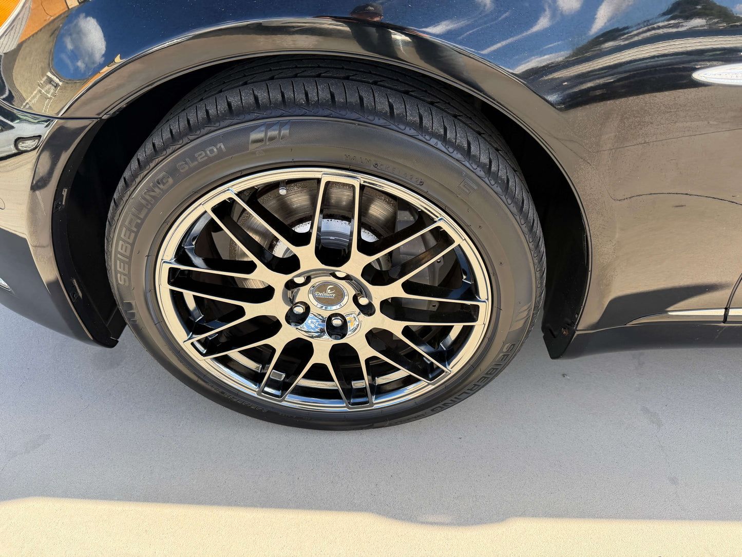 2007 Lexus LS600hL AWD V8 5.0L Hybrid Close-up of a black wheel with polished chrome accents on a luxury sedan.