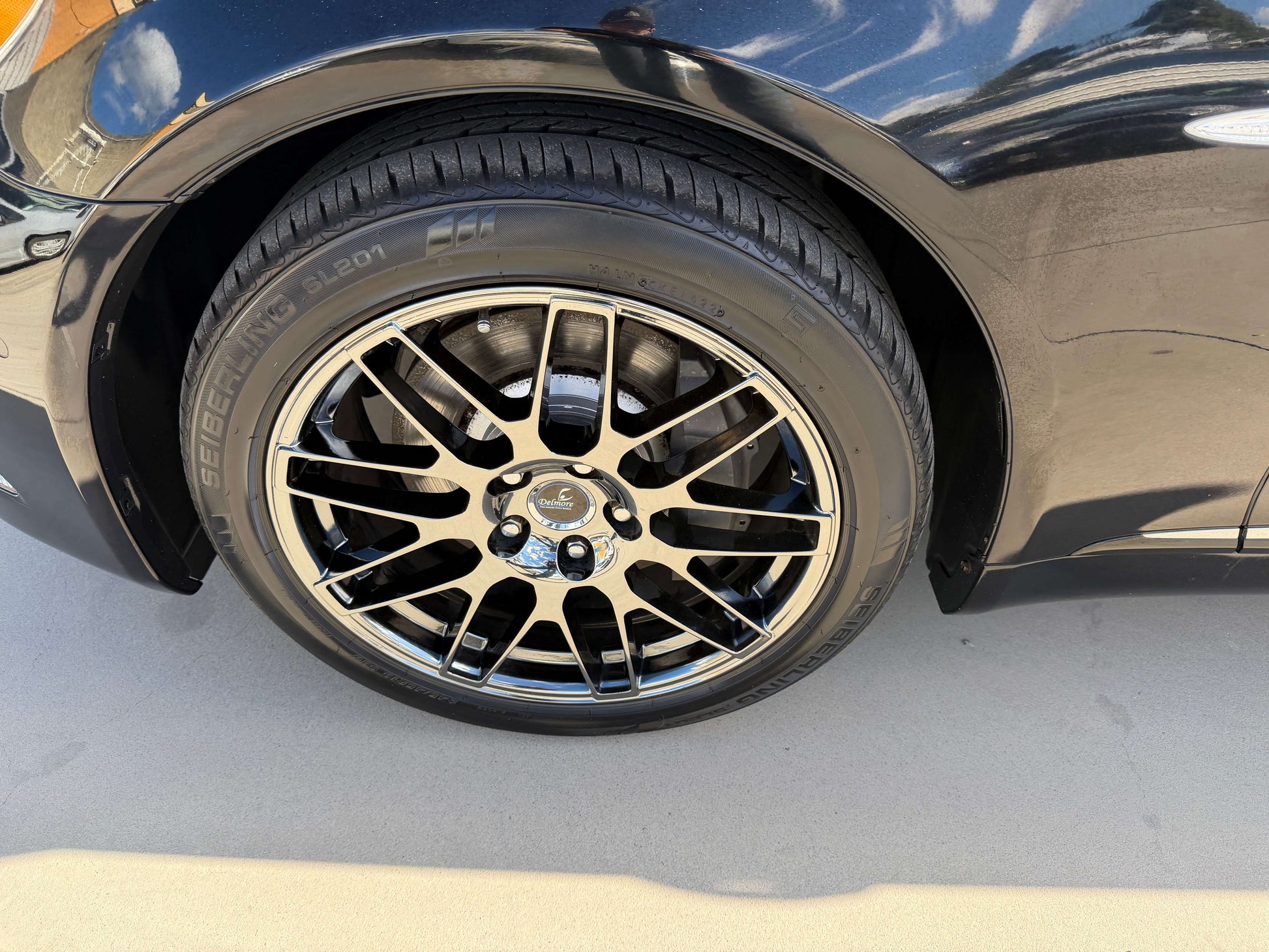 2007 Lexus LS600hL AWD V8 5.0L Hybrid Close-up of a black wheel with polished chrome accents on a luxury sedan.