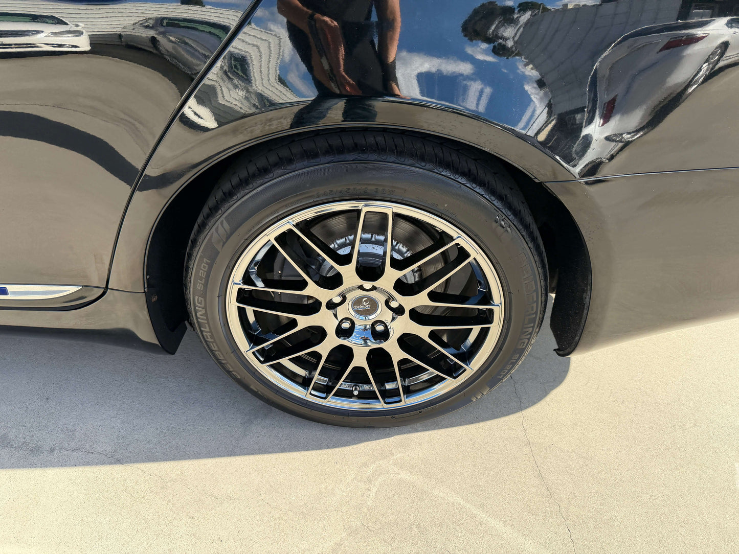 2007 Lexus LS600hL AWD V8 5.0L Hybrid Close-up of a sleek black alloy wheel with a premium design on a luxury sedan.