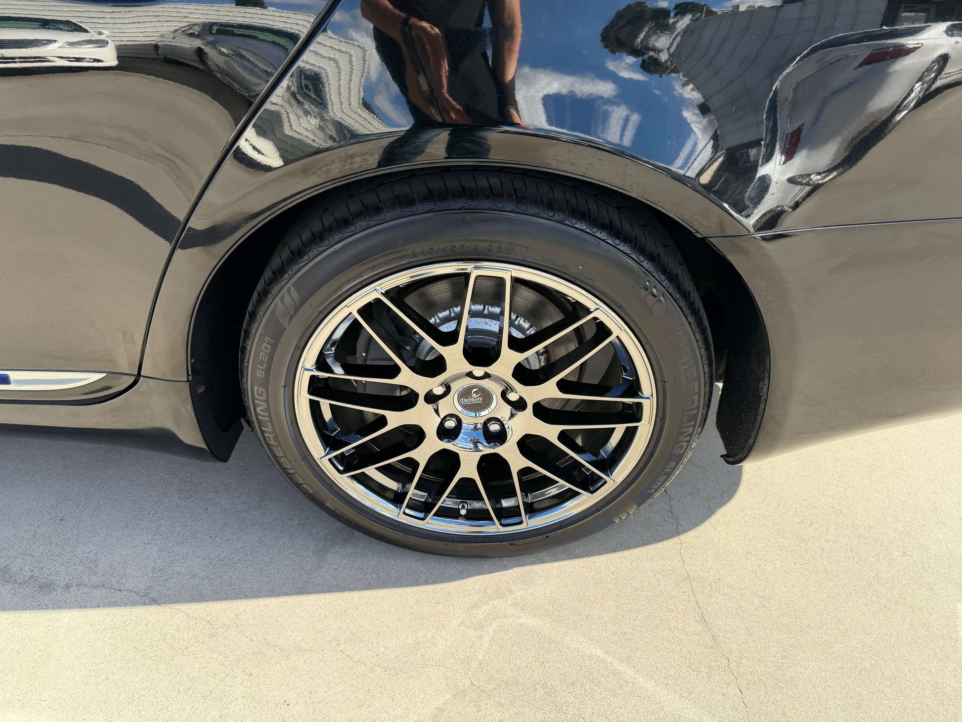 2007 Lexus LS600hL AWD V8 5.0L Hybrid Close-up of a sleek black alloy wheel with a premium design on a luxury sedan.