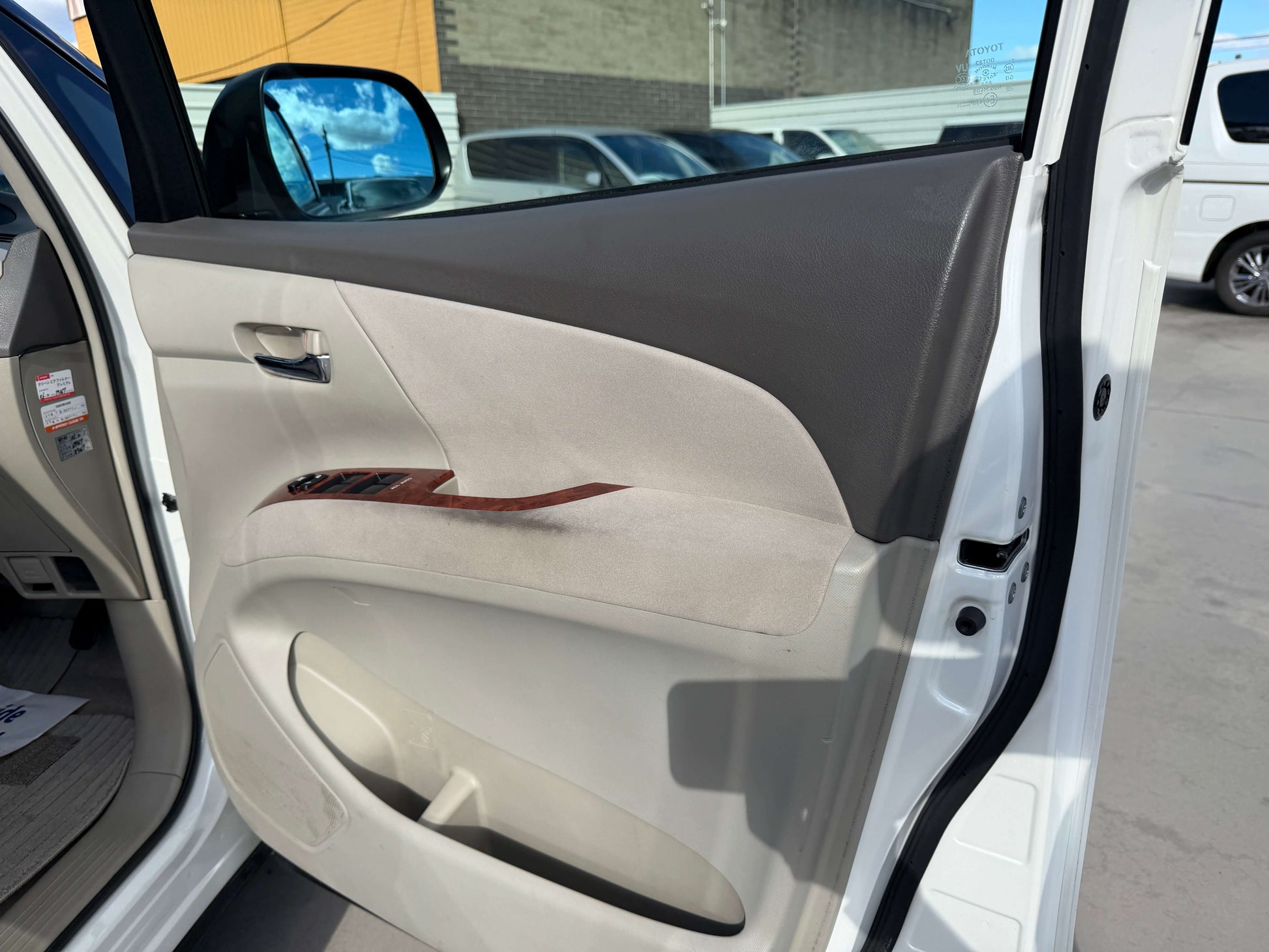 Interior door panel of 2010 Toyota Estima 2.4L 4WD, showcasing design and materials.