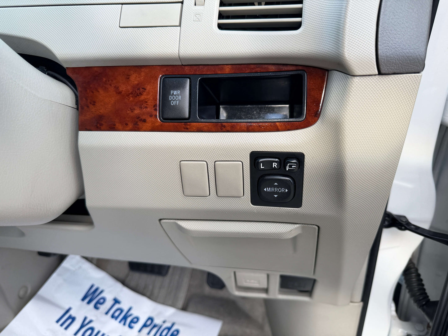Interior dashboard controls of a 2010 Toyota Estima 2.4L 4WD Aeras G Edition, including door buttons and seat adjuster.