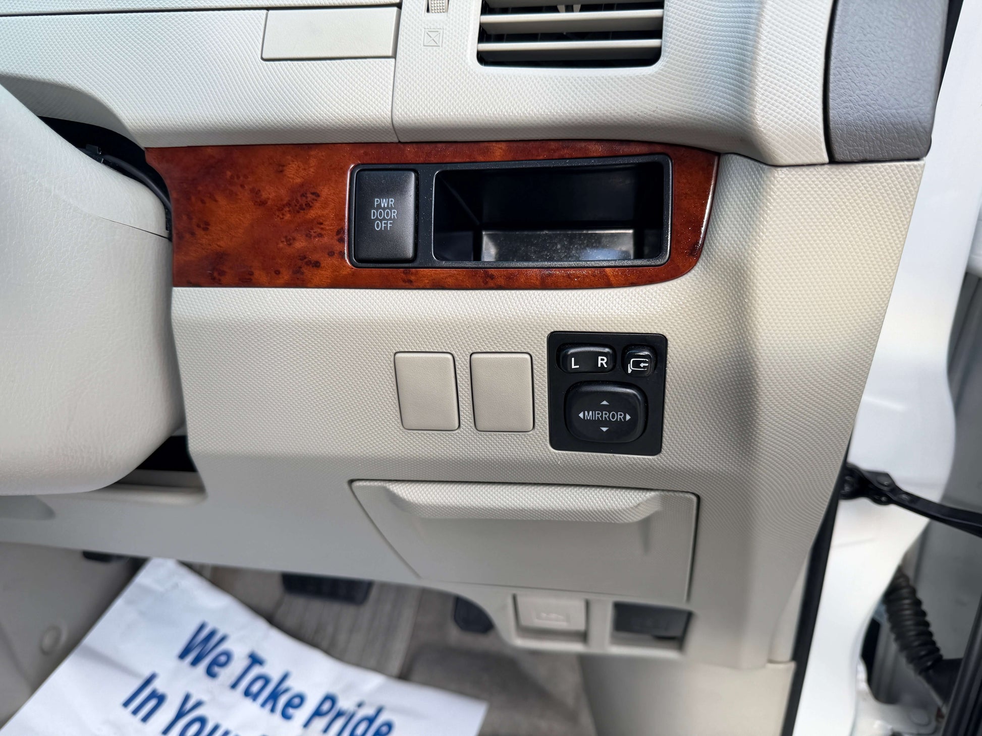 Interior dashboard controls of a 2010 Toyota Estima 2.4L 4WD Aeras G Edition, including door buttons and seat adjuster.