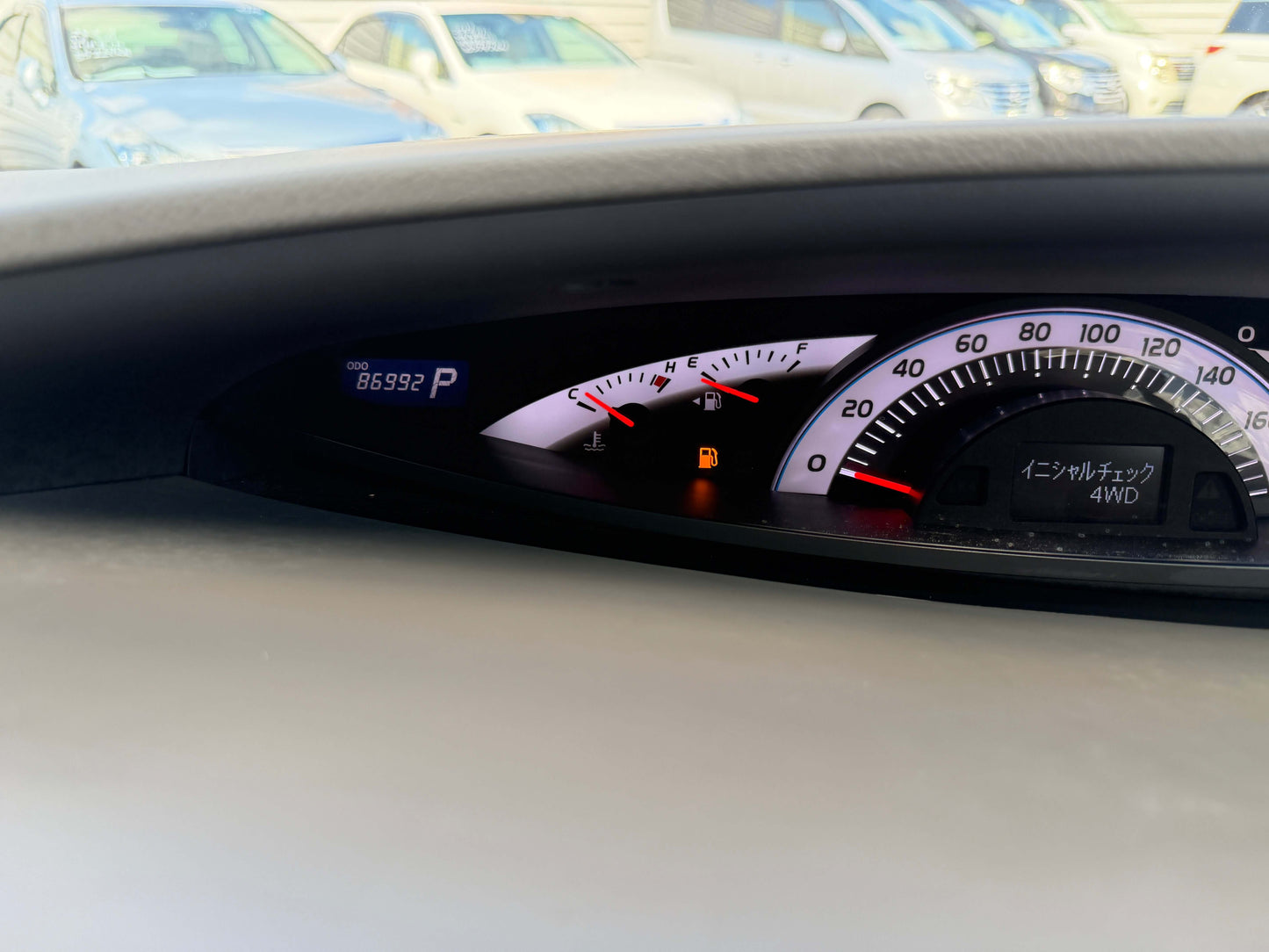 Dashboard of a 2010 Toyota Estima 2.4L 4WD Aeras G Edition showing mileage 86952 km.