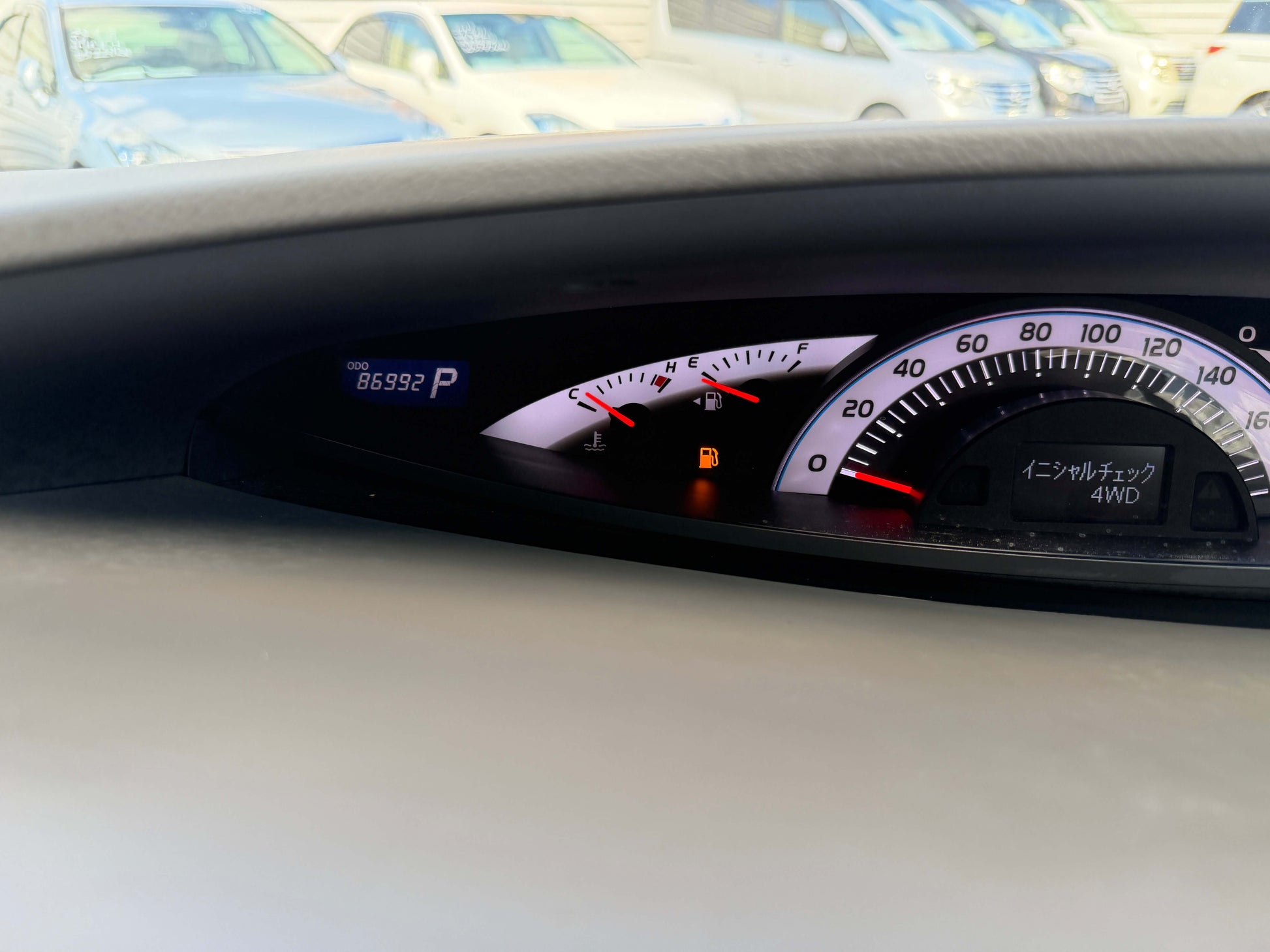 Dashboard of a 2010 Toyota Estima 2.4L 4WD Aeras G Edition showing mileage 86952 km.