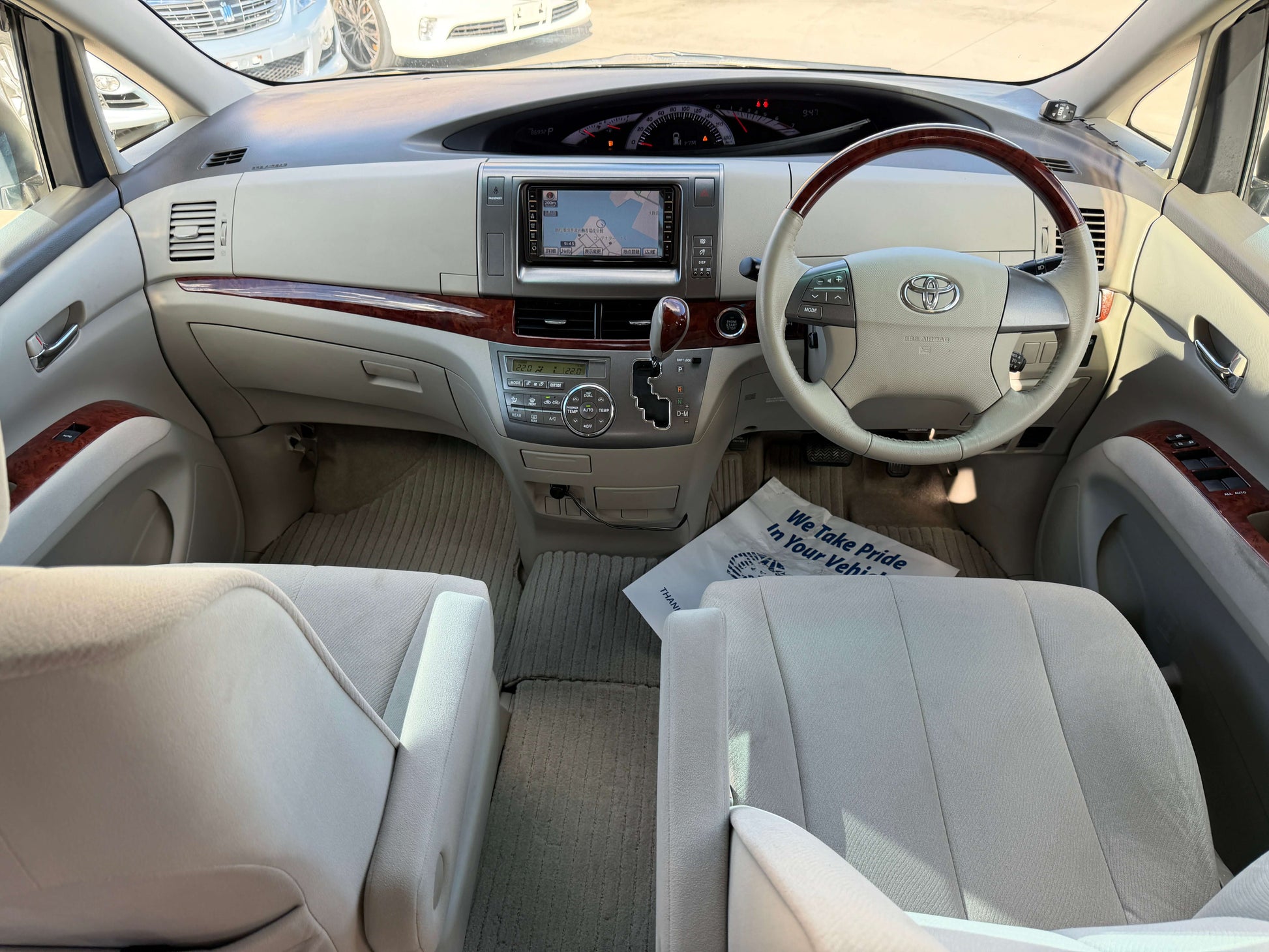 Interior view of 2010 Toyota Estima 2.4L 4WD Aeras G Edition with comfortable seating and modern dashboard.