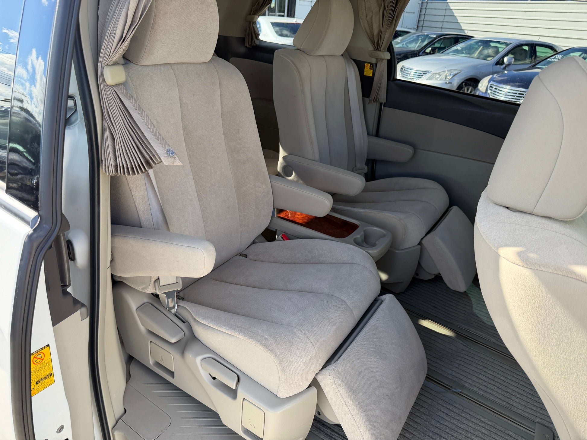 Interior seats of 2010 Toyota Estima 2.4L 4WD Aeras G Edition, showcasing comfortable seating for 7 passengers.