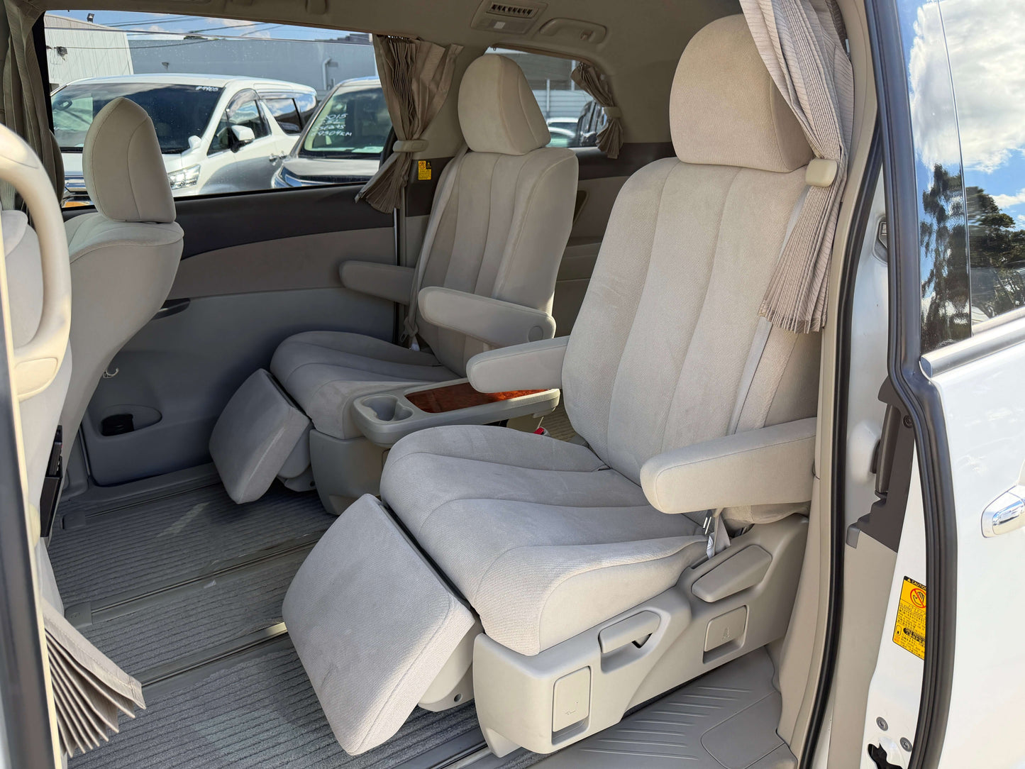 Interior view of 2010 Toyota Estima 2.4L 4WD Aeras G Edition showing spacious seating with 7 seats.