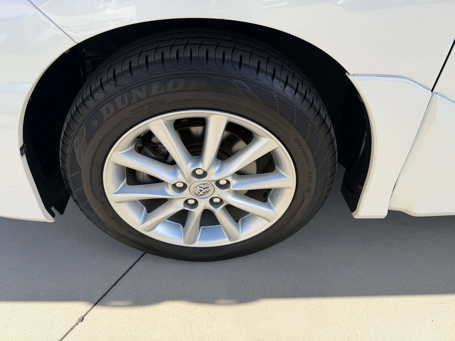 Close-up of a 2010 Toyota Estima 2.4L 4WD Aeras G Edition wheel and tire, showcasing the alloy design.