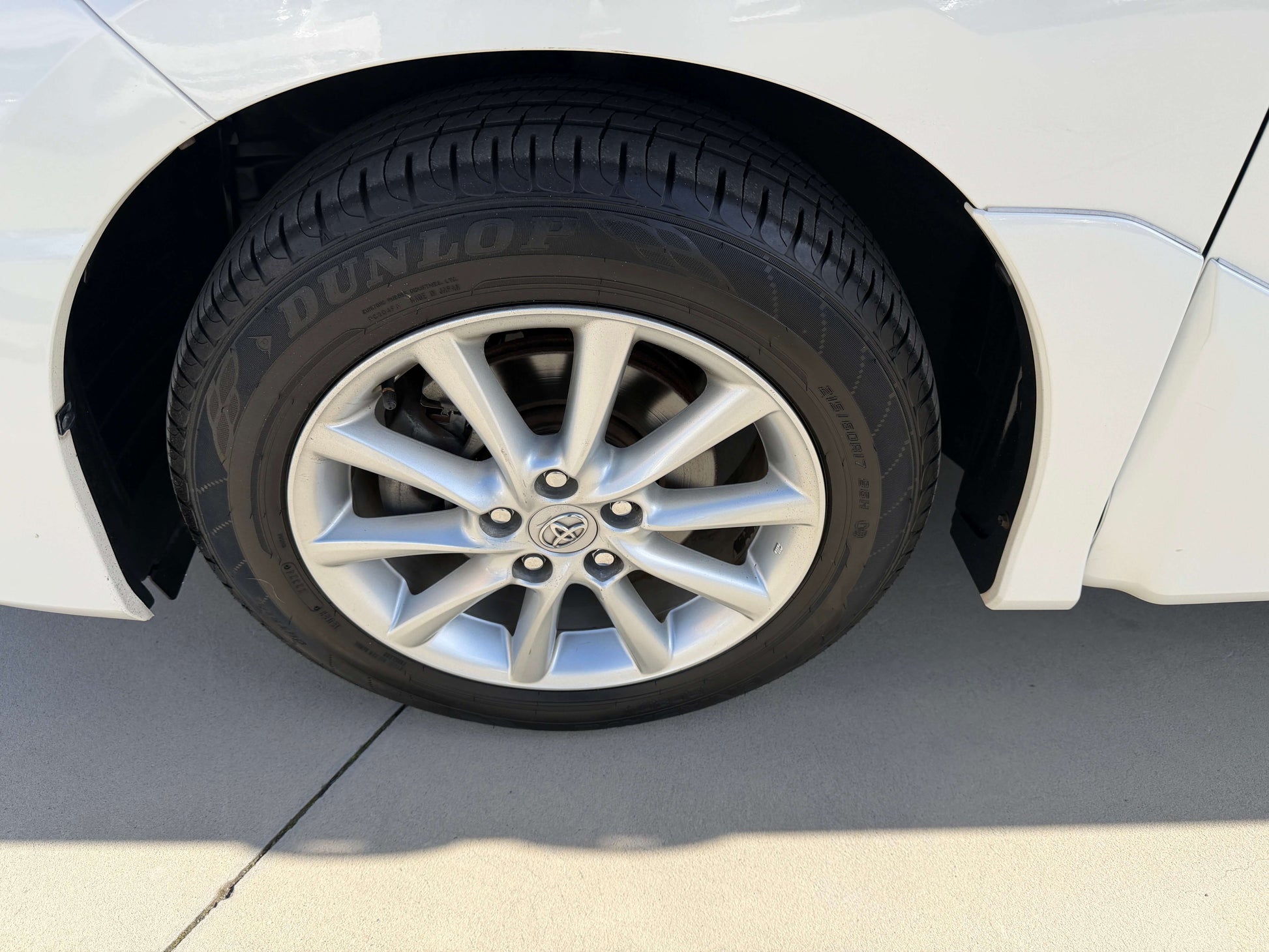 Close-up of a 2010 Toyota Estima 2.4L 4WD Aeras G Edition wheel and tire, showcasing the alloy design.