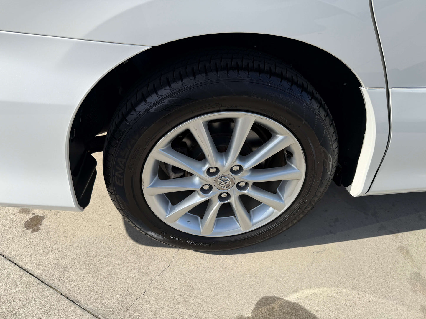 Close-up of the 2010 Toyota Estima 2.4L 4WD Aeras G Edition alloy wheel and tire.