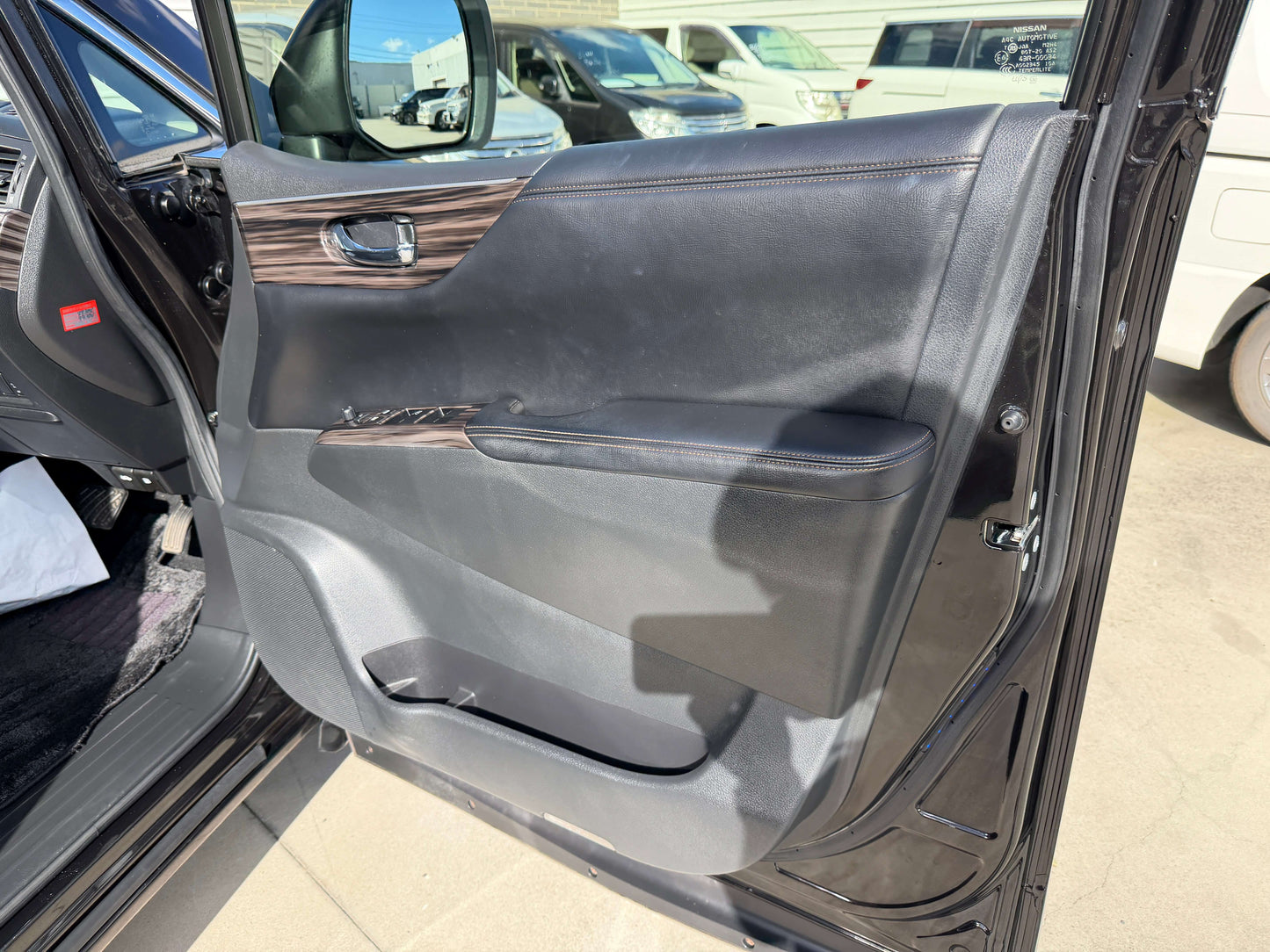 Interior view of 2015 Nissan Elgrand 2.5L 250 Highway Star door panel showcasing luxurious design and quality materials.