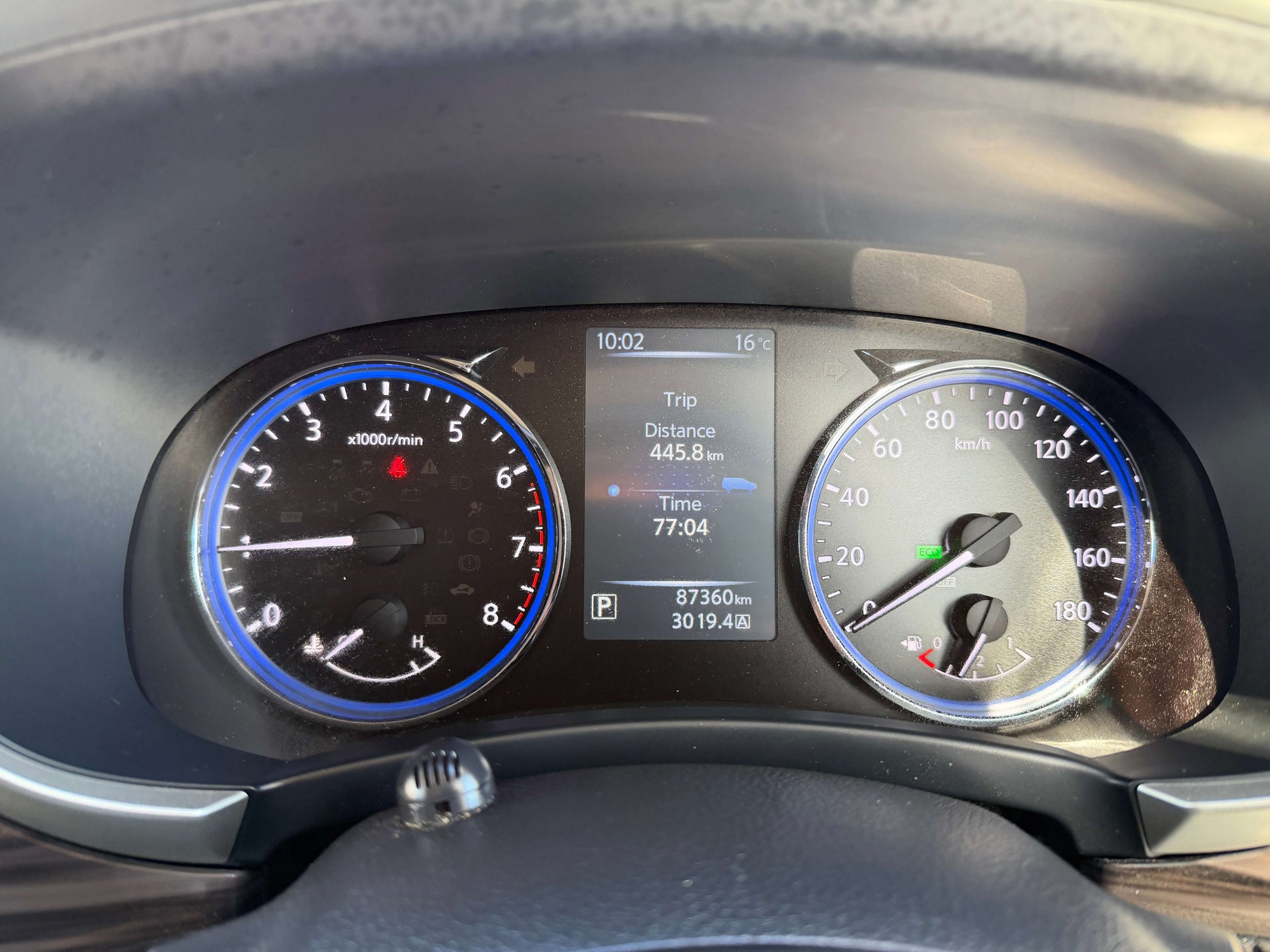 Dashboard display of a 2015 Nissan Elgrand 2.5L showing trip distance and vehicle readings.