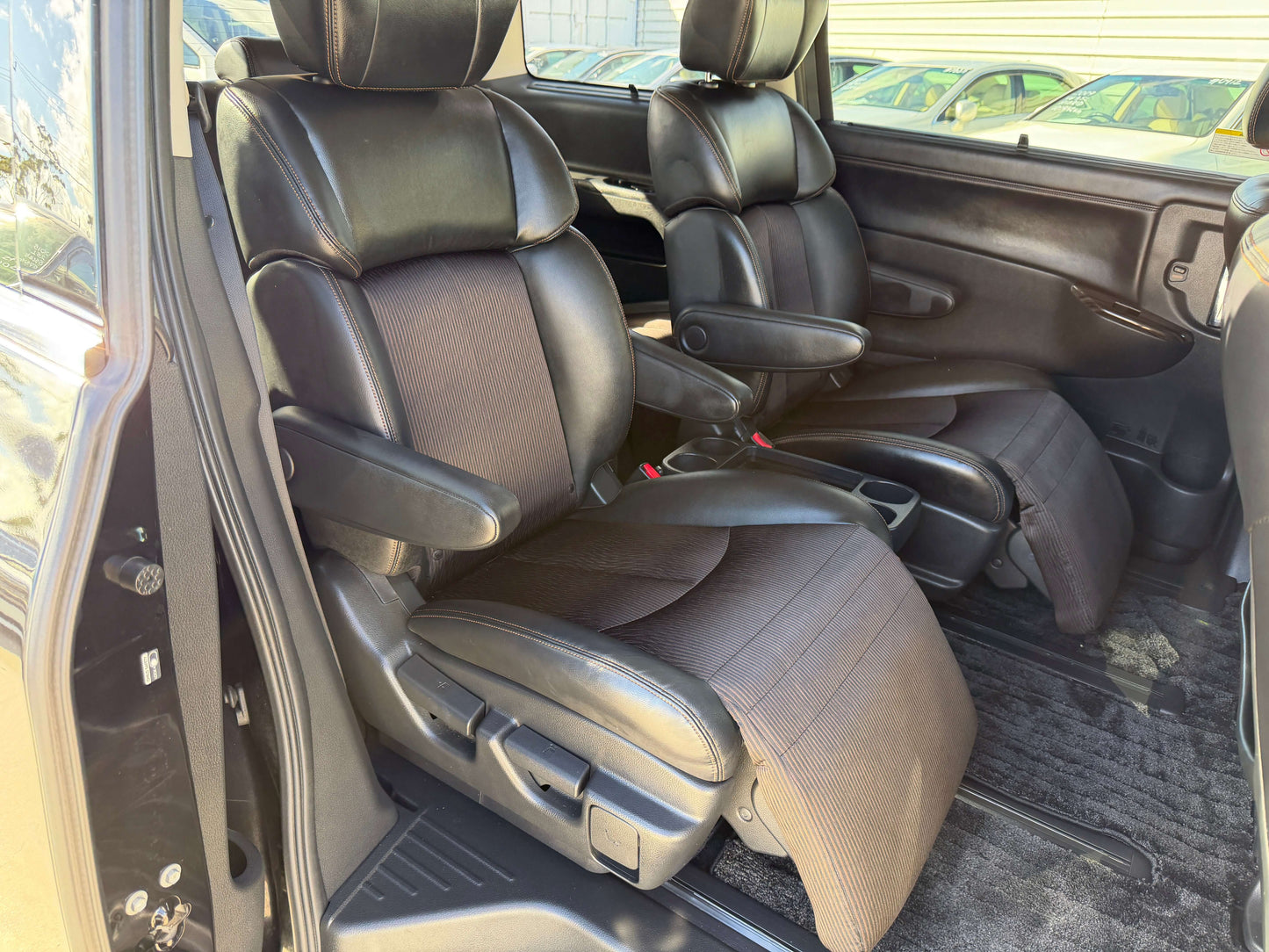 Interior view of 2015 Nissan Elgrand 2.5L 250 Highway Star with leather seats for comfortable travel.