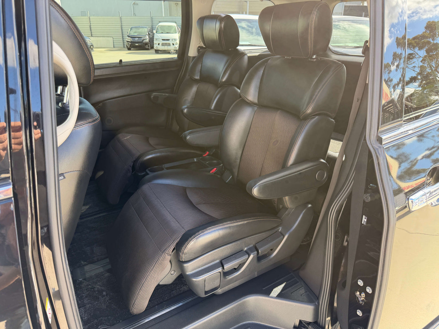 Interior view of 2015 Nissan Elgrand 2.5L 250 Highway Star showing leather seats and spacious 7-seat layout.