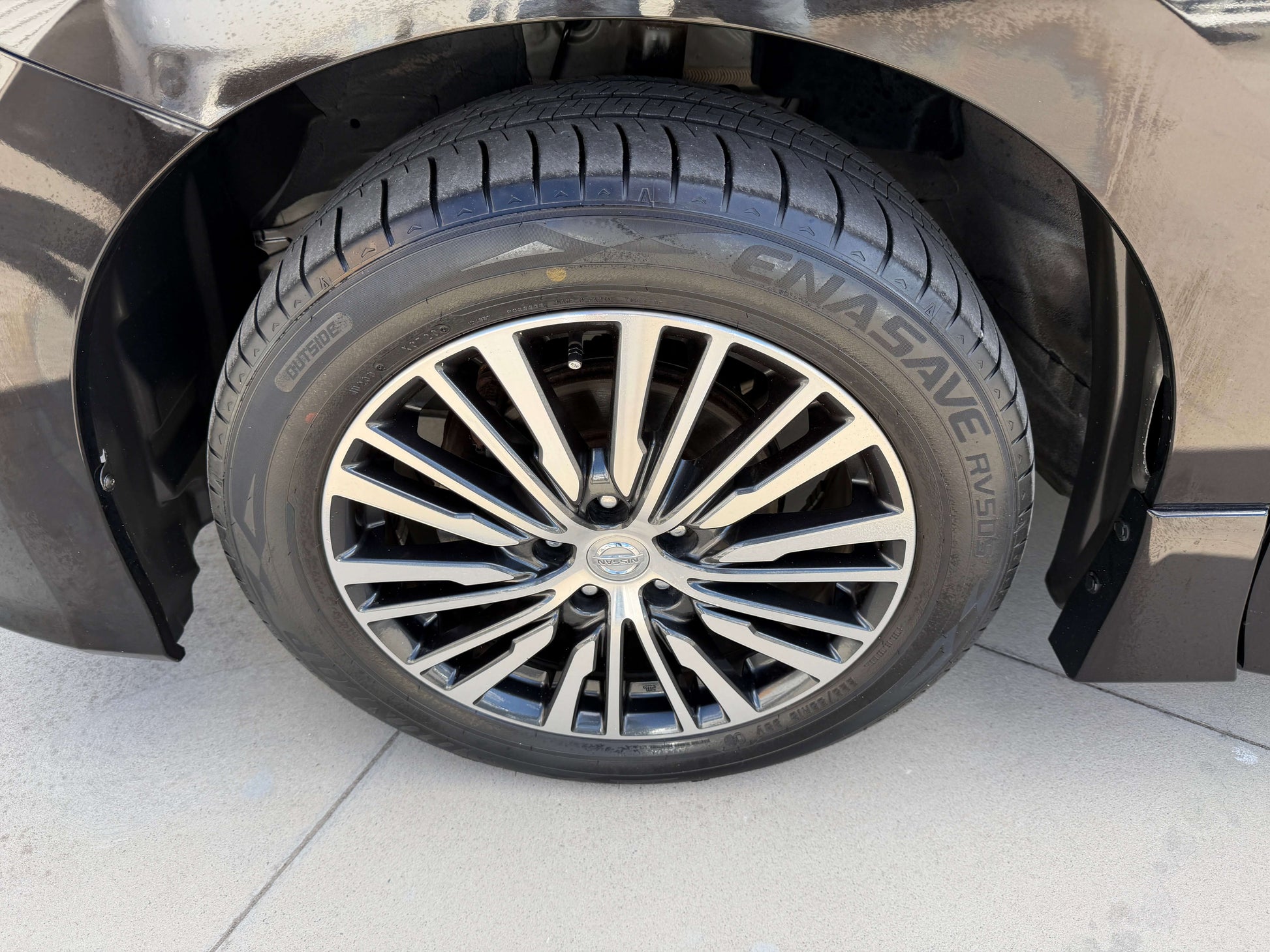 2015 Nissan Elgrand 2.5L alloy wheel and tire close-up, showcasing stylish design and quality for a premium people mover.