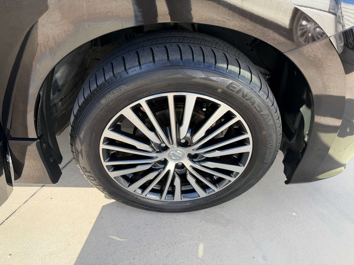 Close-up view of the stylish alloy wheel on a 2015 Nissan Elgrand 2.5L, showcasing its premium design and performance.
