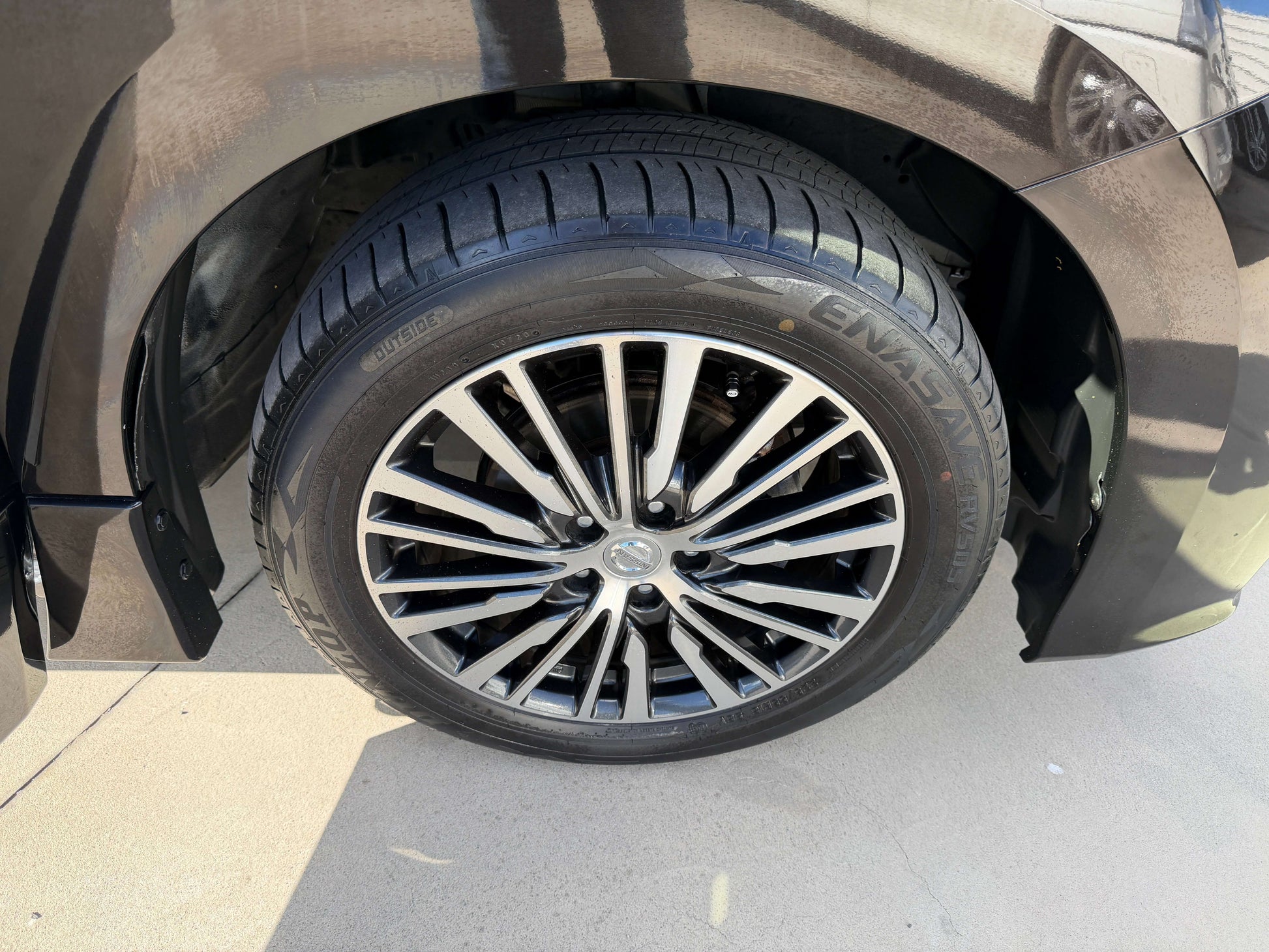Close-up view of the stylish alloy wheel on a 2015 Nissan Elgrand 2.5L, showcasing its premium design and performance.