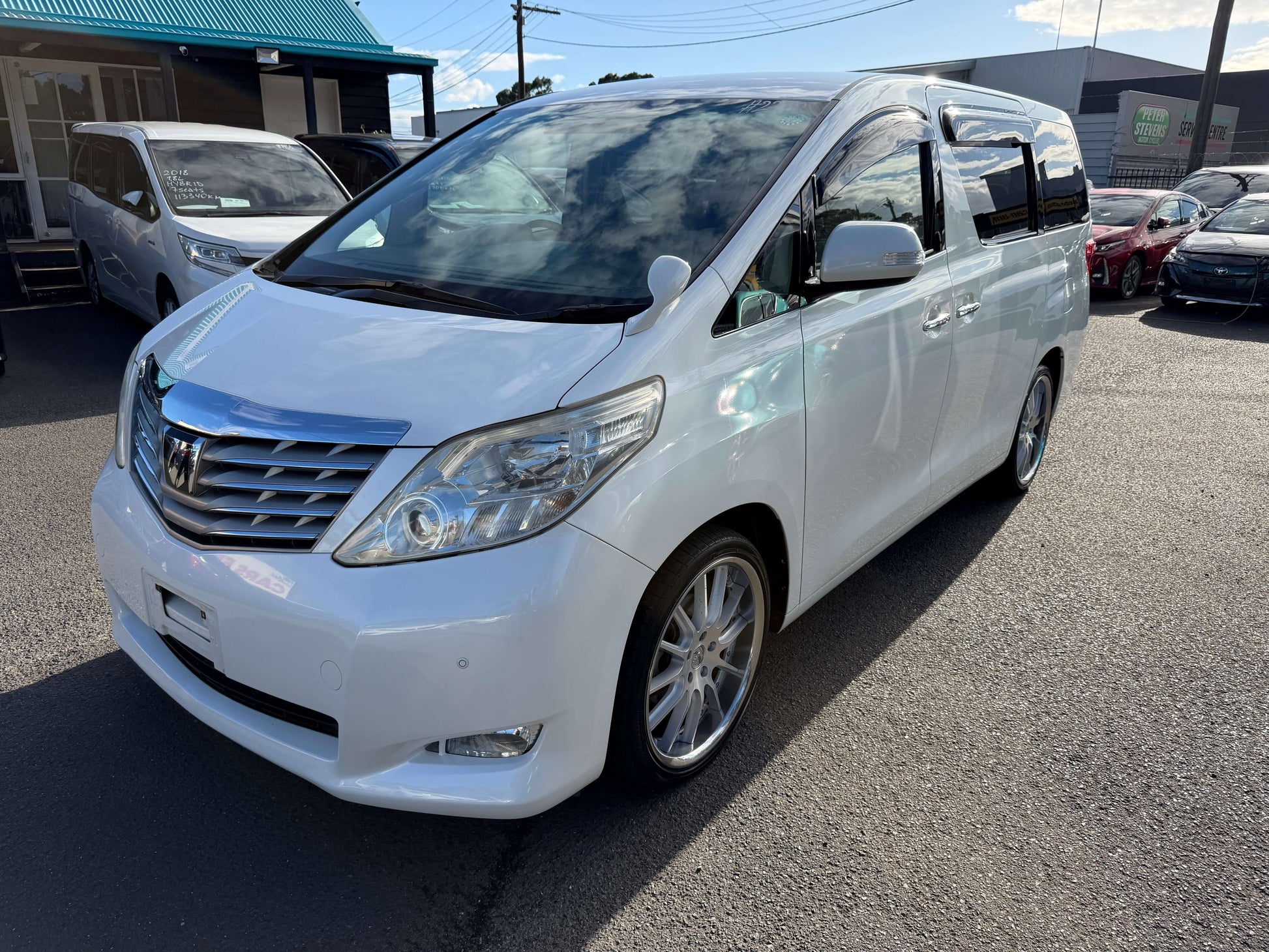 2009 Toyota Alphard 2.4L G Edition 8 seats People Mover parked outside, showcasing its spacious and stylish design.