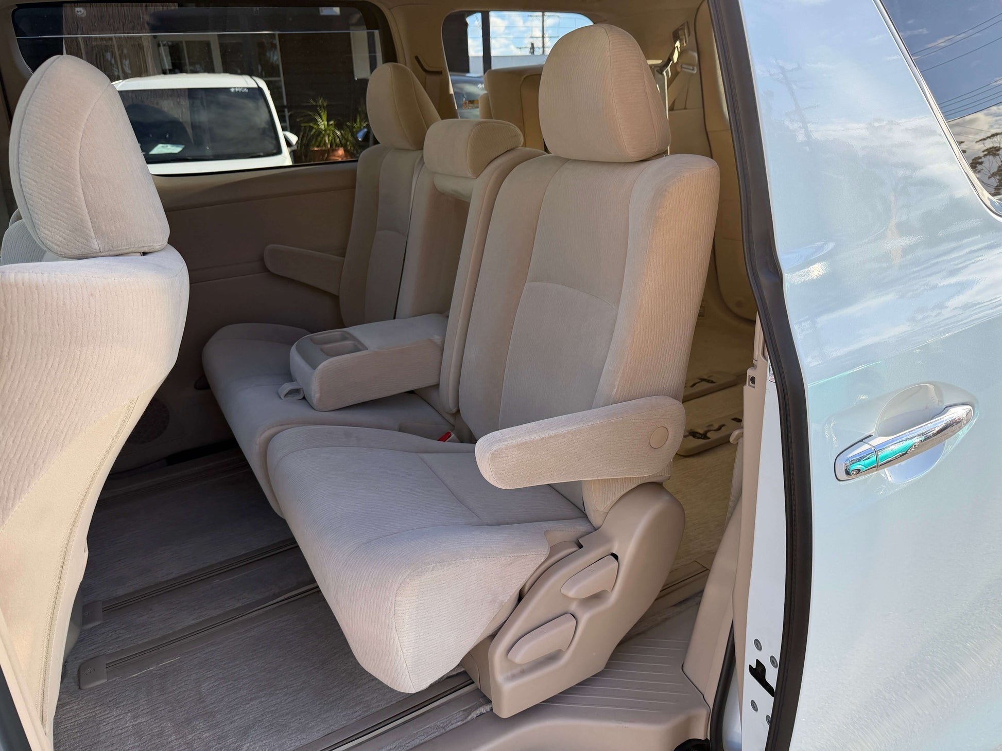 2009 Toyota Alphard 2.4L interior view showing 8 seats configuration and spacious layout for passengers.