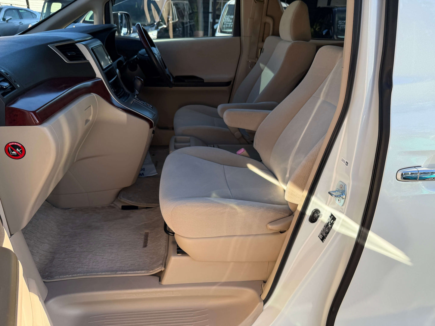 Interior view of a 2009 Toyota Alphard 2.4L featuring spacious 8 seats and luxurious finishes.