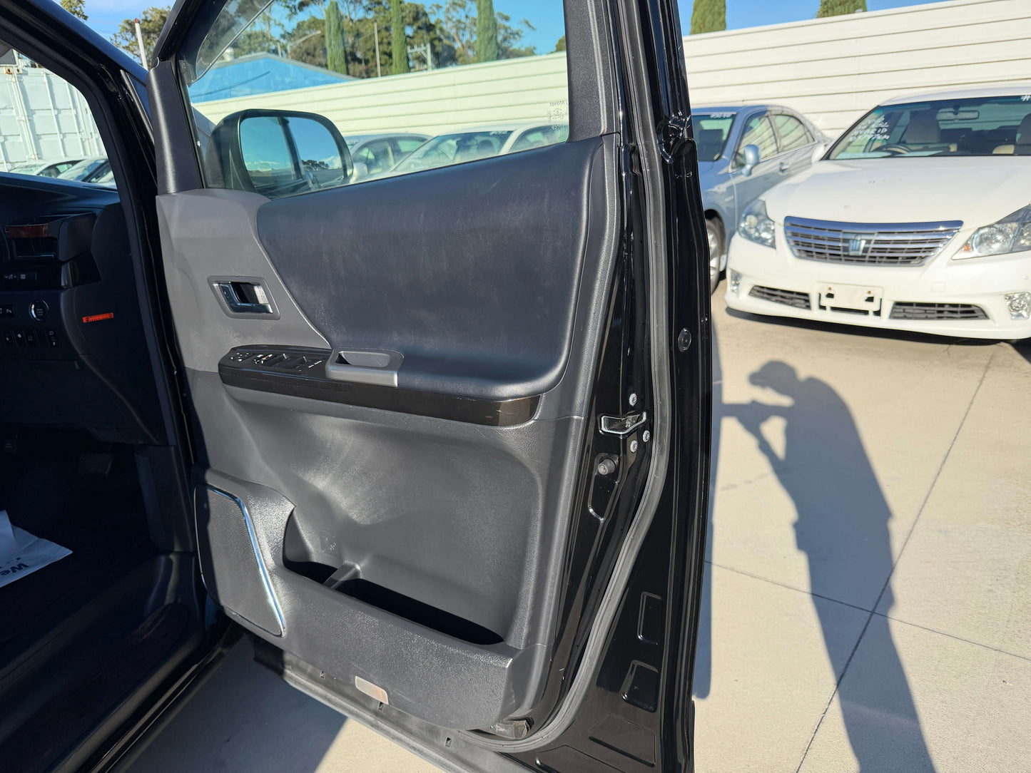 Interior view of door panel of 2014 Toyota Vellfire 2.4L Z Golden Eyes II Edition, showcasing design and features.