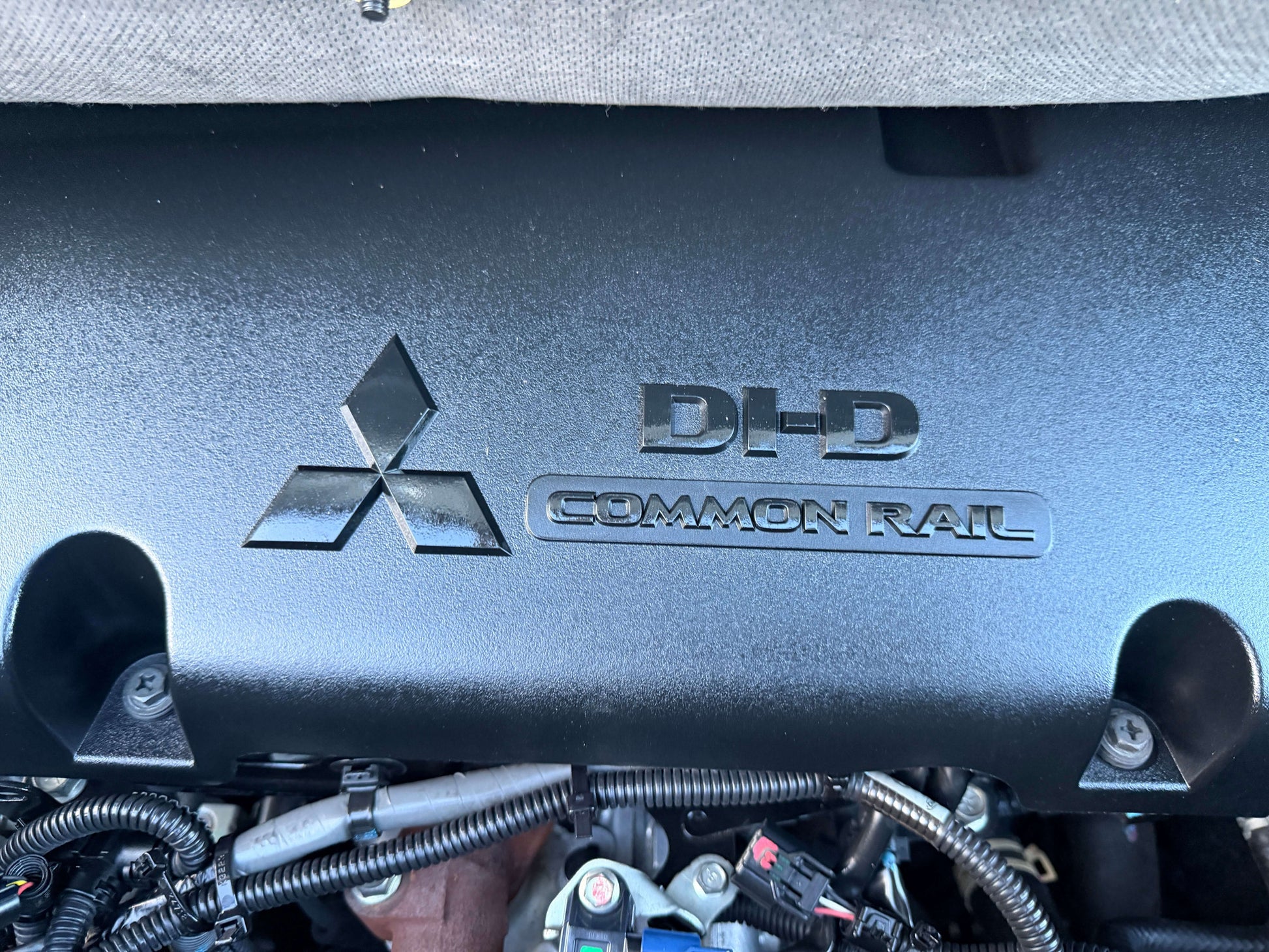 Mitsubishi D-I-D Common Rail diesel engine cover for 2017 Mitsubishi Delica D5 2.3 Diesel-Turbo 4WD.