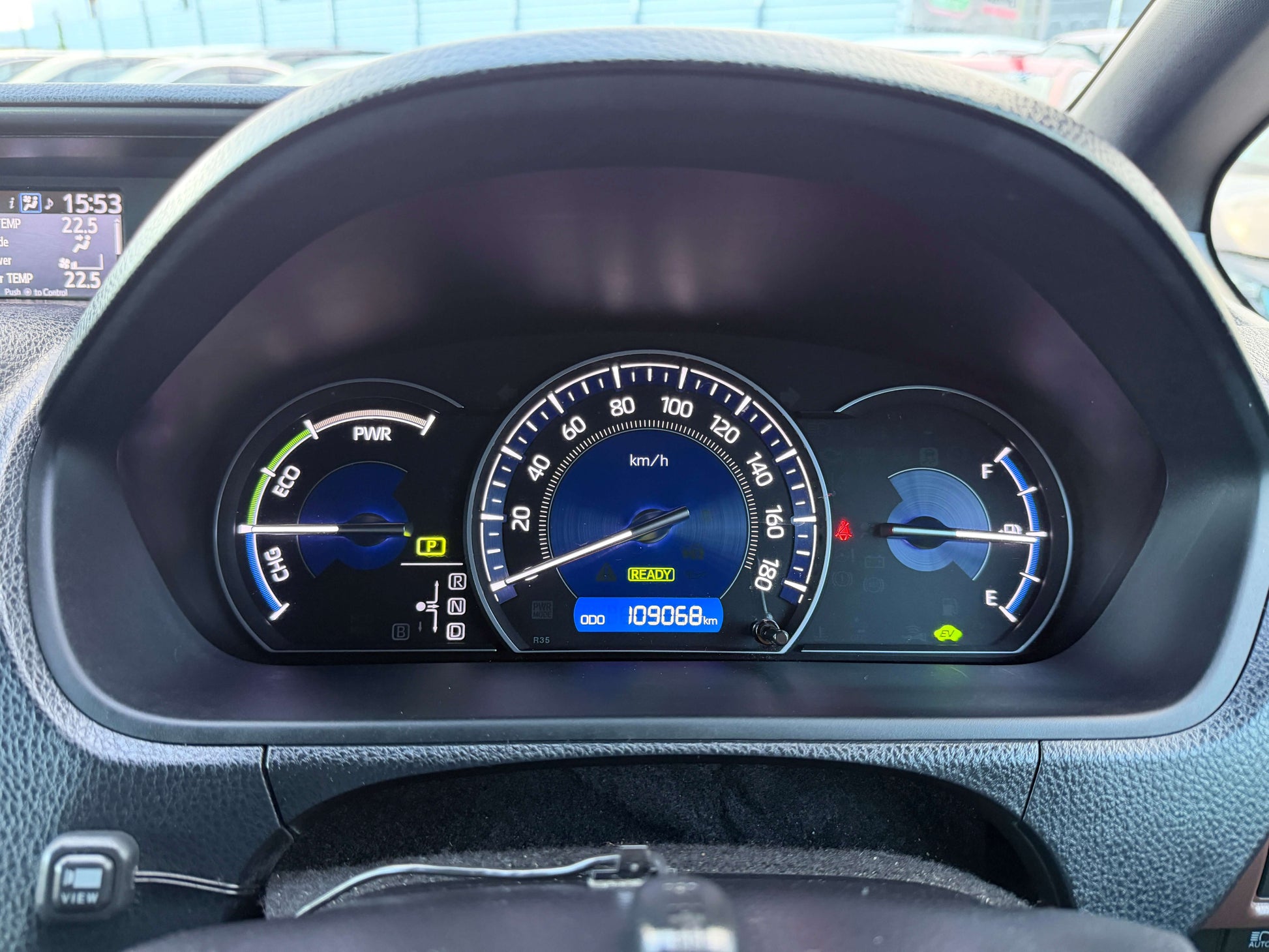 Dashboard display of a 2018 Toyota Esquire 1.8L Hybrid, showing speedometer and mileage of 109,068 km.
